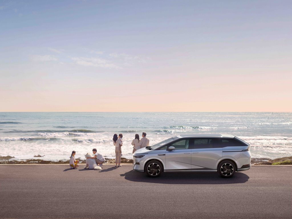 XPENG Unveils the Groundbreaking XPENG X9 MPV at Singapore Motorshow 2025 - Alvinology