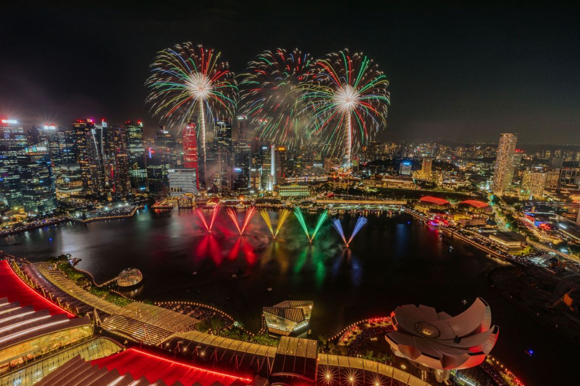 Dazzling Fireworks Illuminate Marina Bay at Countdown 2025 - Alvinology
