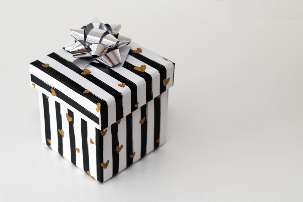 What to Consider When Choosing Between Online and In-Store Gift Registries - Alvinology