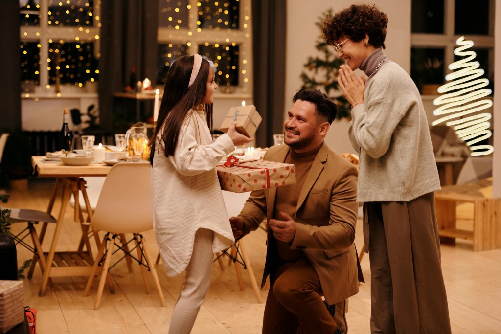 What to Consider When Choosing Between Online and In-Store Gift Registries - Alvinology