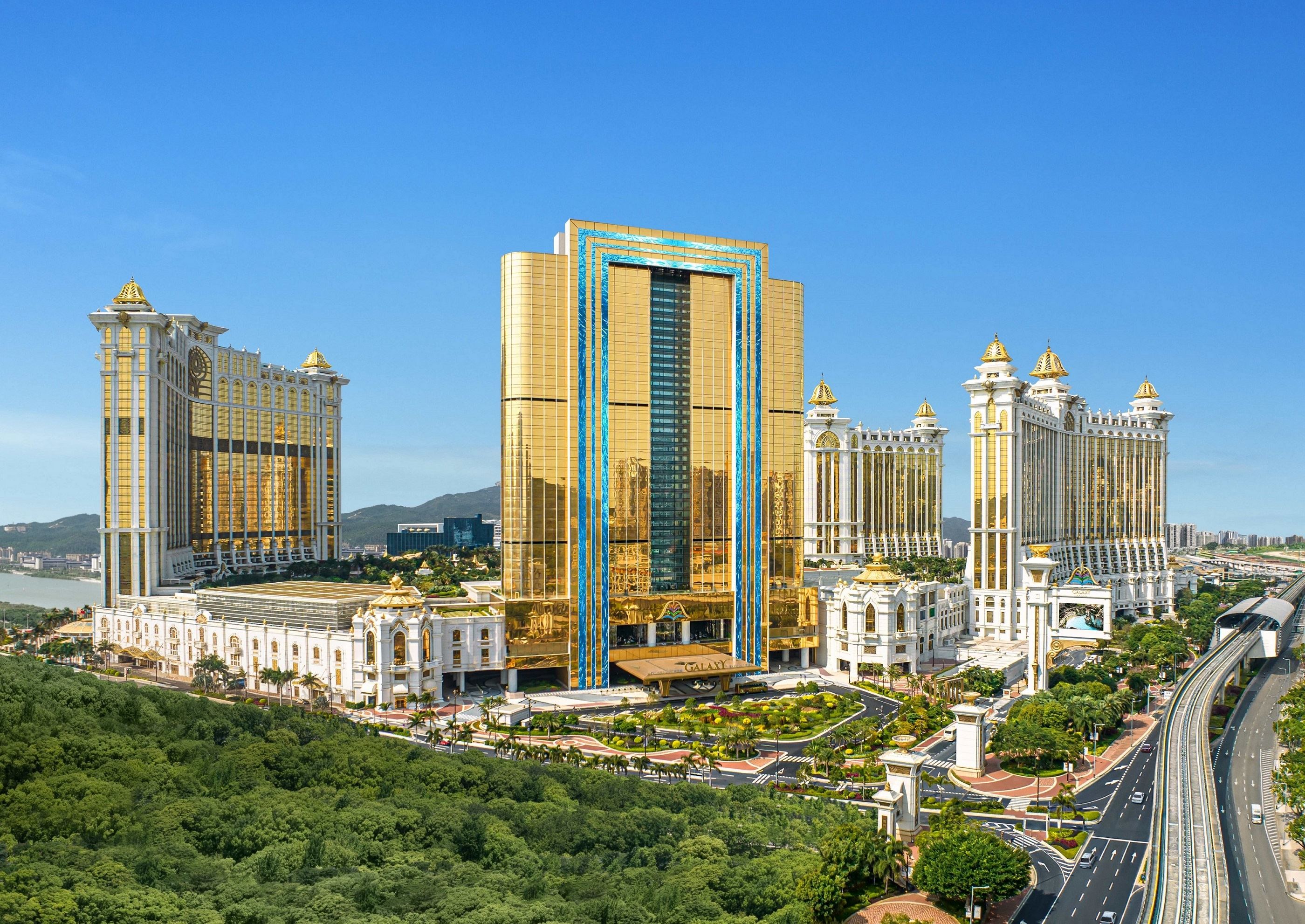 Make Waves at Galaxy Macau: Dive into a Luxurious One-Stop Ultimate Holiday Escape with the Reopening of the Grand Resort Deck Galaxy Macau boasts eight world-renowned luxury hotels and access to Grand Resort Deck is complimentary for hotel guests.