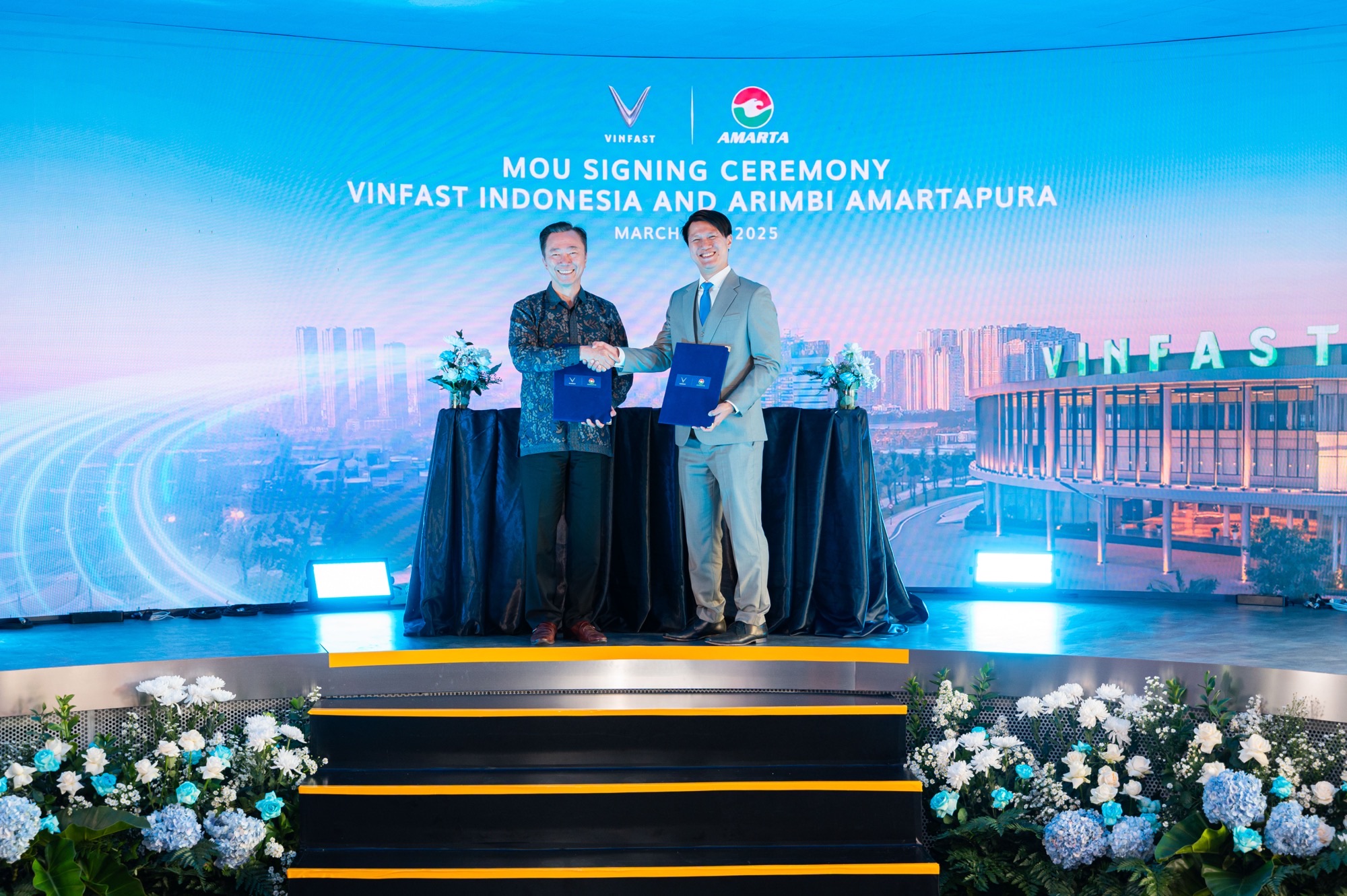 VinFast and PT Arimbi Amartapura sign a memorandum of understanding to develop 22 VinFast stores in Indonesia VinFast Asia CEO (left) and Amarta CEO at the MOU signing ceremony.