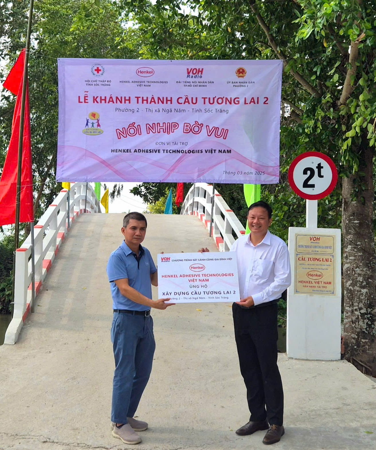 Henkel Vietnam supports bridge construction and educational initiatives in Soc Trang province Minh-Tuan Le, President of Henkel Vietnam (left), marking the completion of the bridge with Mr. Hong Minh Nhat, The Secretary of the Party Committee of Ward 2, Nga 5 Town, Soc Trang Province (right).