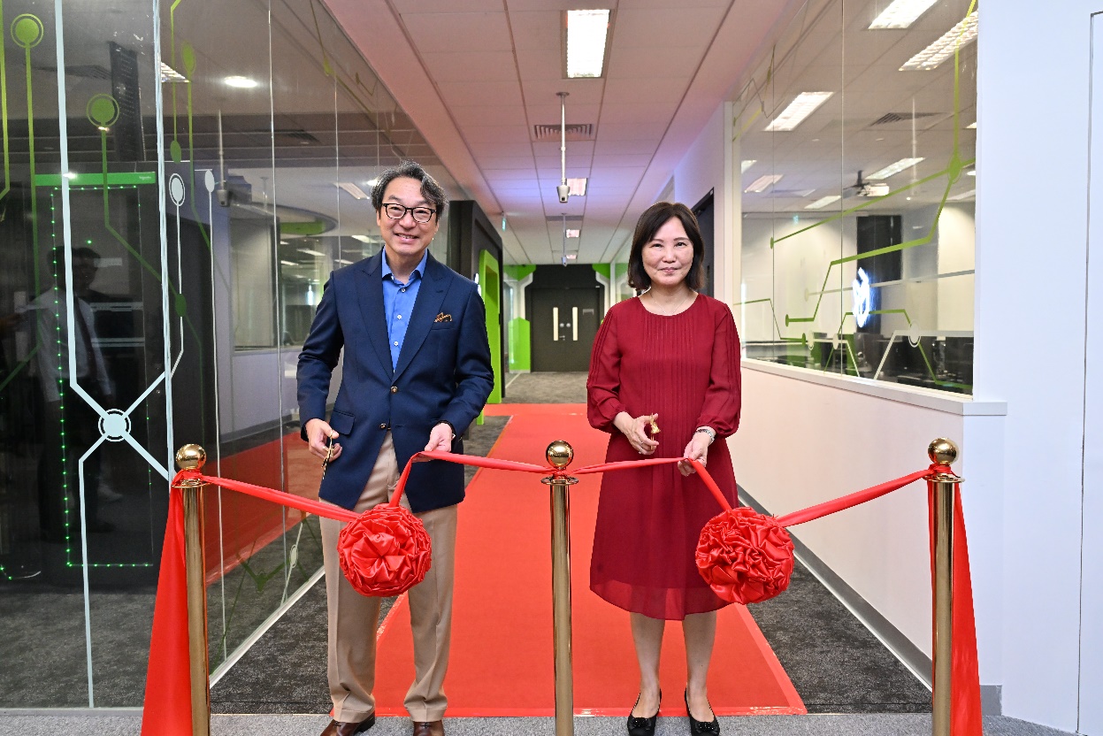 ITE Singapore collaborates with Dell Technologies to enable AI adoption through launch of Hybrid Cloud VDI Centre Andy Sim, vice president and managing director, Singapore, Dell Technologies and Low Khah Gek, chief executive officer, ITE at the opening ceremony of the VDI Centre
