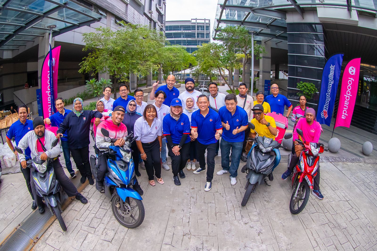 Appreciating Ramadhan Dedication: Hong Leong Islamic Bank Distributes 1,000 Food Packets to foodpanda Riders The teams from HLB and HLISB gathered at the Bank’s PJ City headquarters with foodpanda to distribute 1000 buka puasa meals to foodpanda riders.