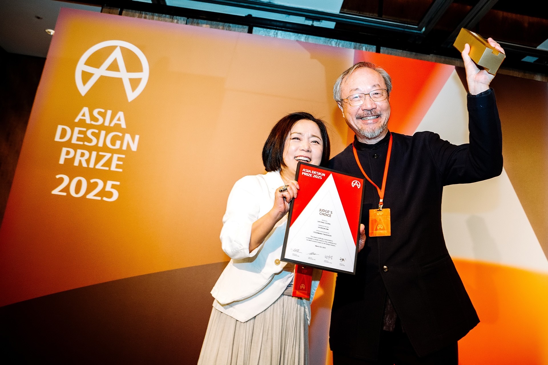 Apex Lin, Pang-Soong Receives Special Jury Award from Asia Design Prize, Recognizing His Long-term Contributions to Asian Design Dr. Kim Hyun-Sun, chairman of the 2025 Asia Design Prize Jury, awarded the Judge's Choice to Apex Lin, Chair professor of Asia University in Taiwan, in recognition of his long-term contribution to Asian design.