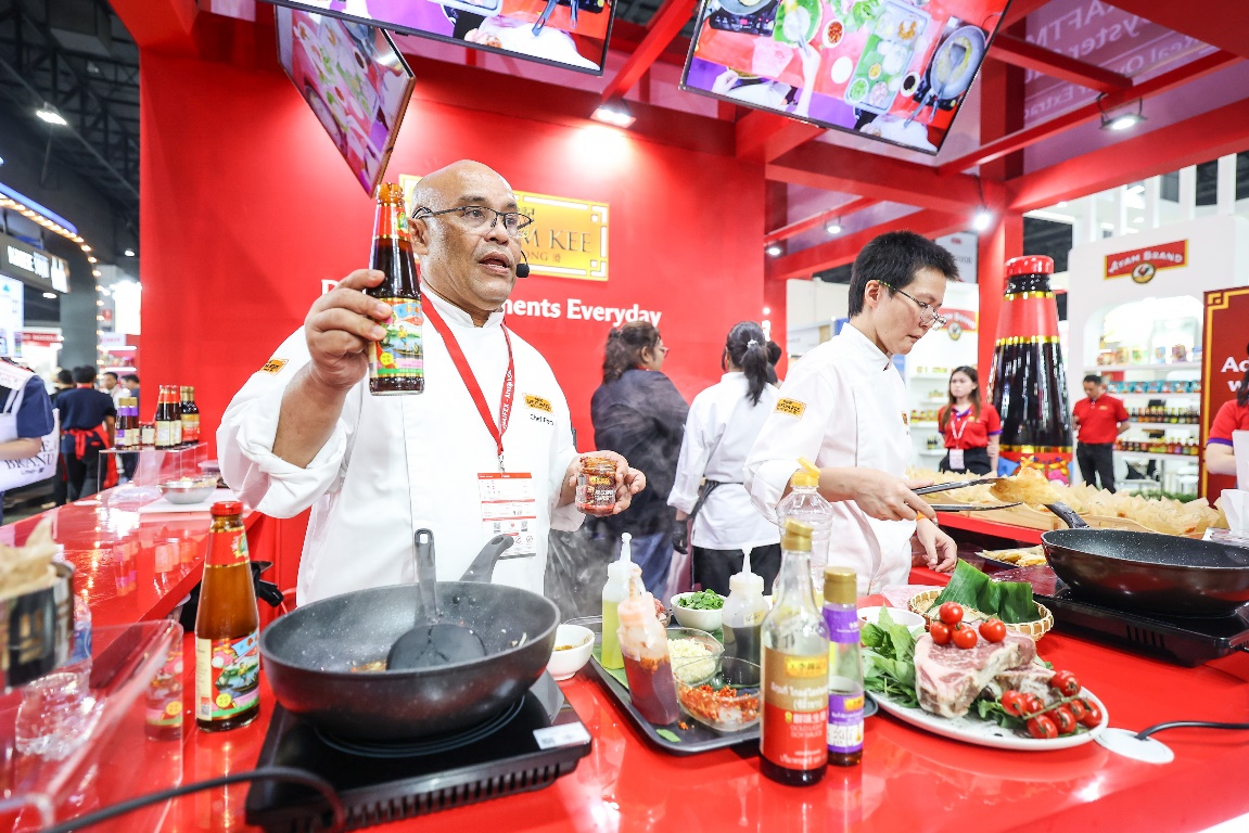 Lee Kum Kee at THAIFEX 2025: Connecting the World Through Asian Culinary Culture Lee Kum Kee invites Chef Pom (Thanarak Chuto) for an exclusive live cooking show at THAIFEX - Anuga Asia 2025.
