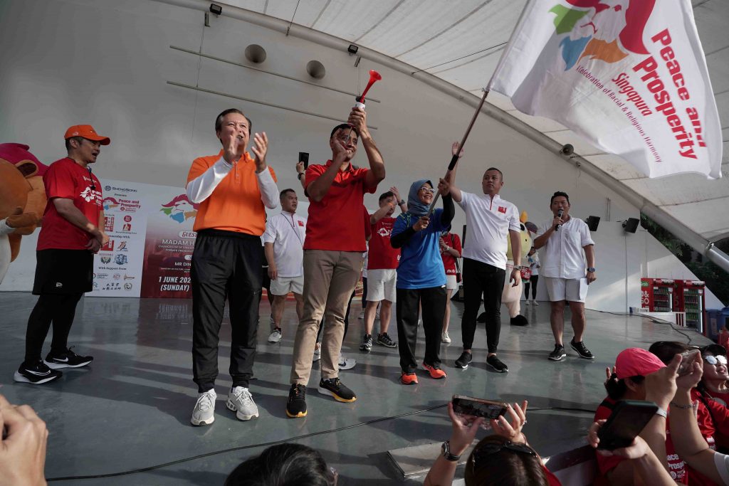 SG60 Walkathon 2025 Sets New Record with Singapore’s Largest Flag Display at Marina Barrage - Alvinology
