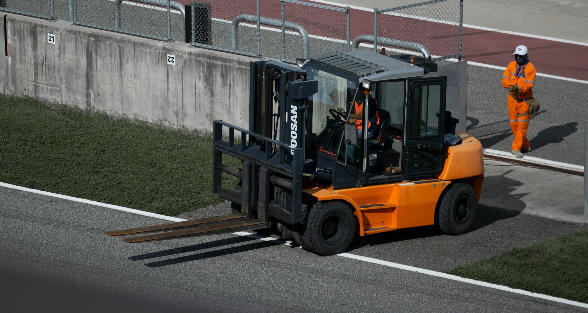 Why Logistics Companies Rely on Forklifts for Rent in Order to Scale on Demand - Alvinology