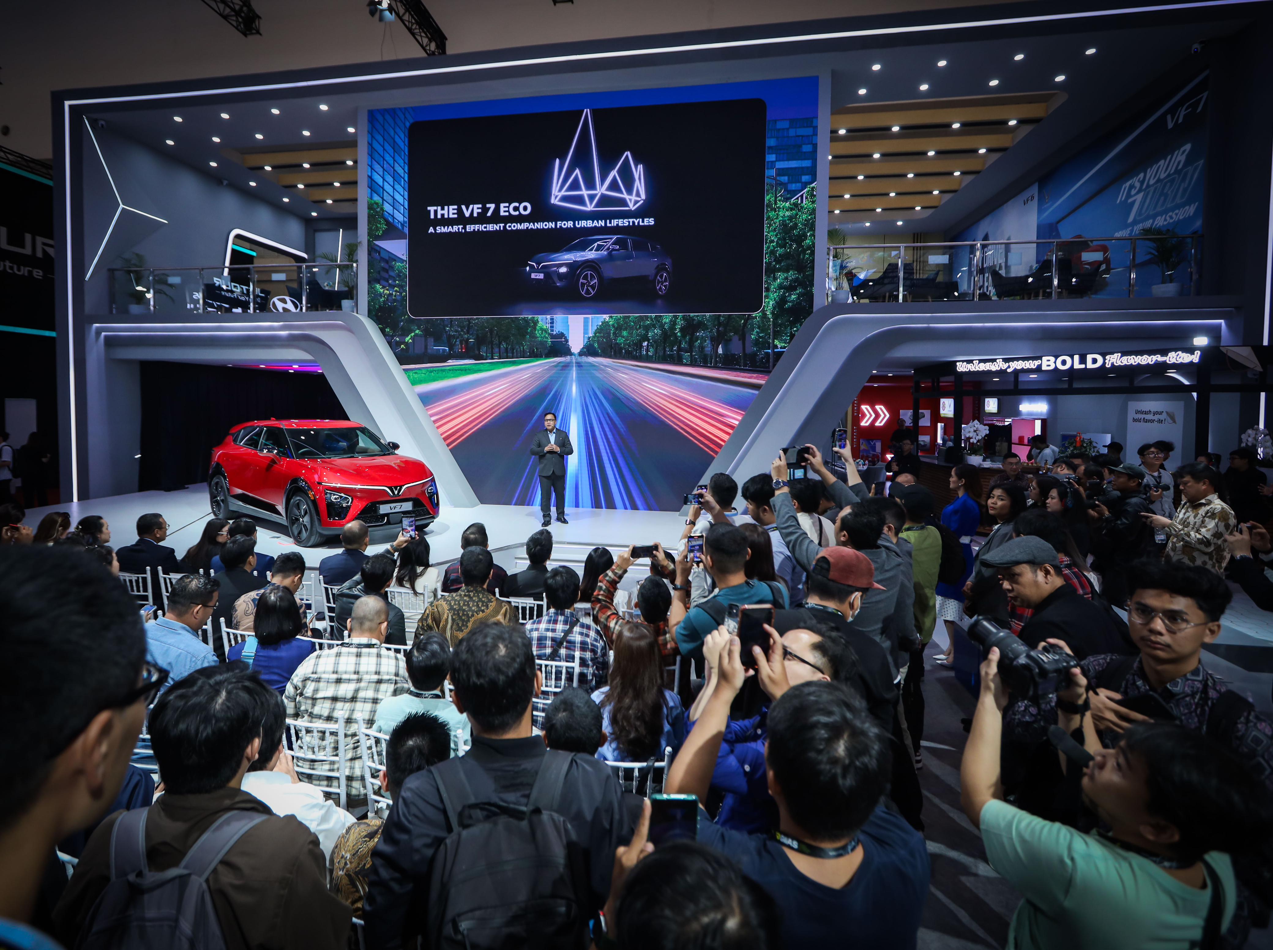 VinFast unveils the VF 7 at the GAIKINDO Indonesia International Auto Show 2025, attracting significant attention from the media and visitors alike.
