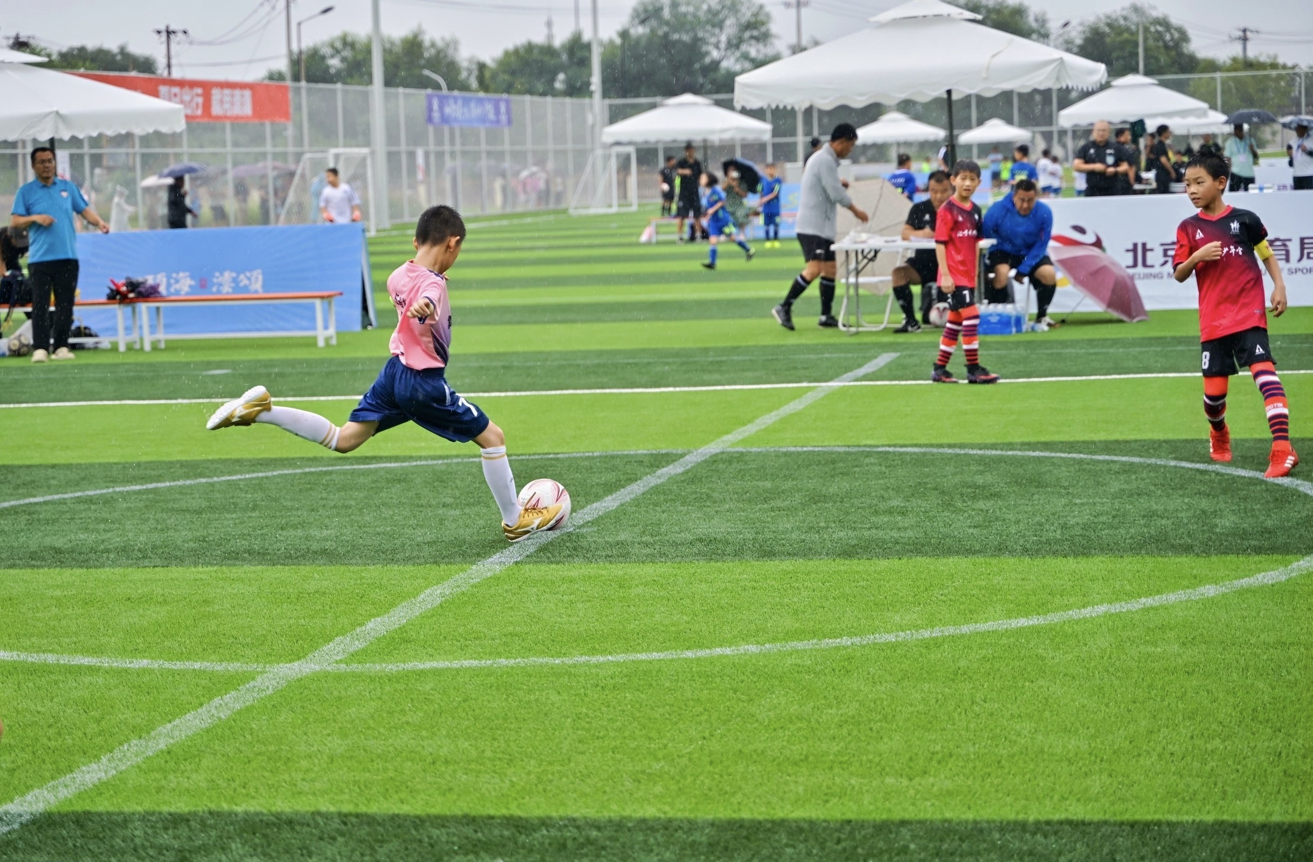 Baidui Cup grows into global stage for youth football in Beijing A player goes for goal during a Baidui Cup match, August 2025.