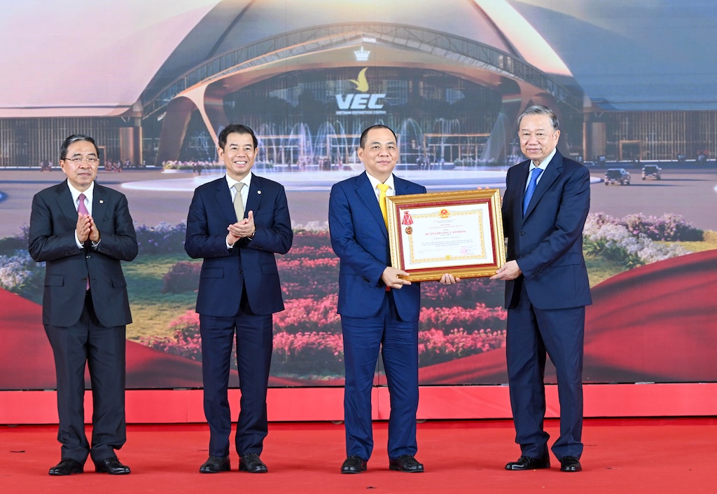 Vietnam’s Party General Secretary Tô Lâm presents the First-Class Labor Order to Mr. Phạm Nhật Vượng – Chairman of Vingroup – in recognition of the Group’s outstanding achievements, at the National Exhibition Fair Center in Hanoi, Vietnam.