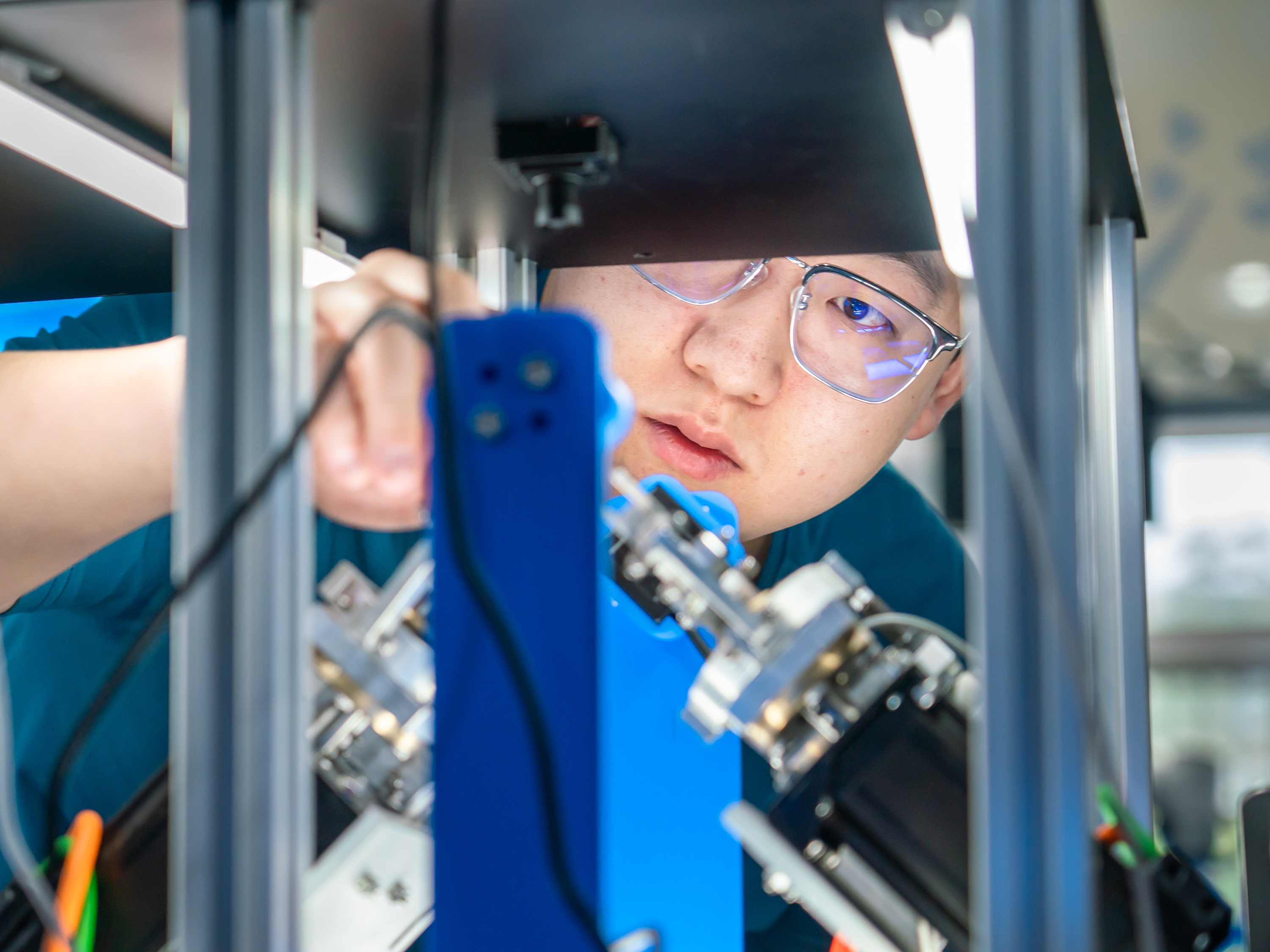 Fueling Hangzhou’s Global AI Rise: Zhejiang University Leads the Way in Nurturing AI Trailblazers Caption: A ZJU student works on robot development at ZJU’s Innovation Practice Base of Robotics and Intelligent Equipment