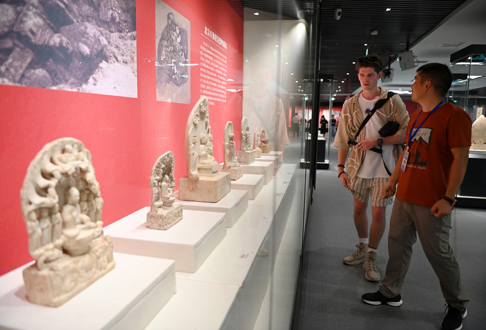 Spotlight on the Conference of Hebei Tourism Industry Development | Handan Branch: Where Taihang Landscapes Meet Historic Cultural Splendor At the Yecheng Museum, foreign visitors explore the exhibits.