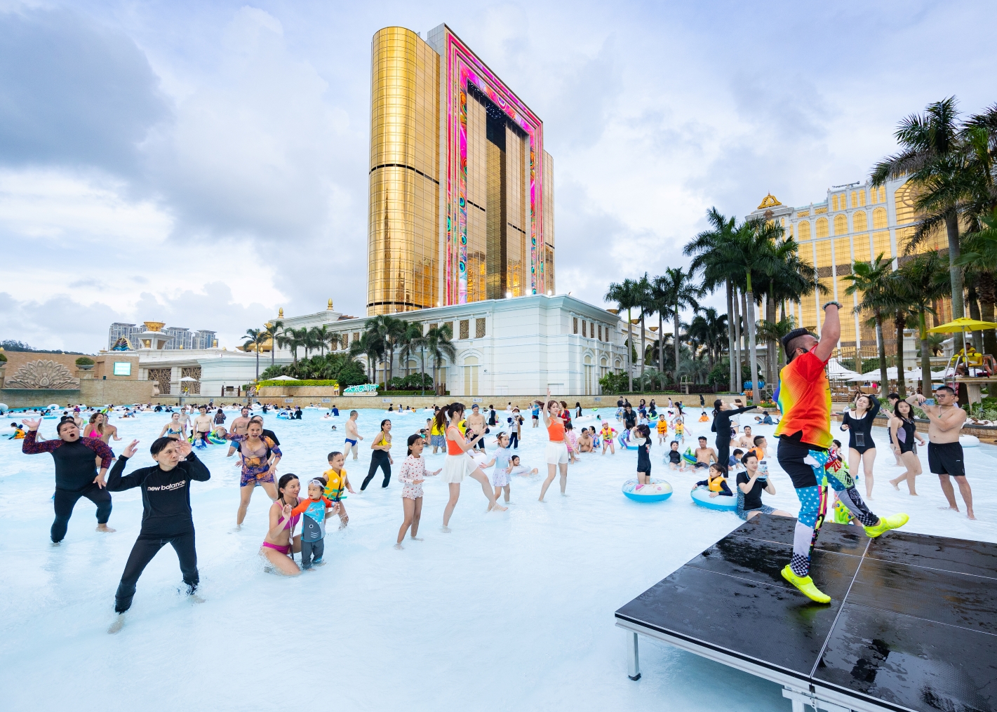 Enjoy a Golden Autumn of Glittering Rewards and Cultivated Indulgence at Galaxy Macau in Celebration of Golden Week The Grand Resort Deck at Galaxy Macau offers beyond swimming and water adventures – Aqua Zumba and bodyweight workshops will be available on September 27 and 28, as well as from October 1 to 5.