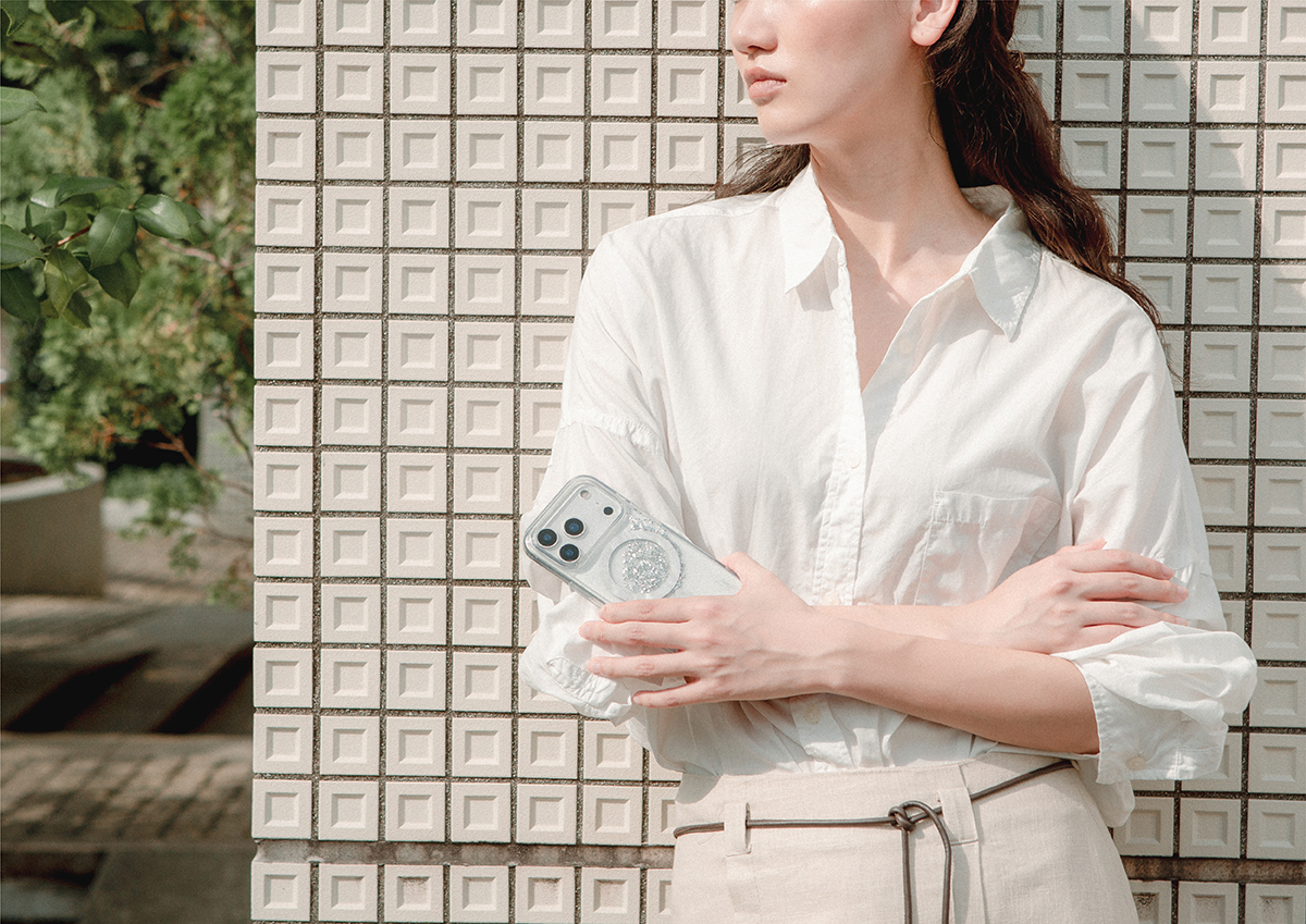 Coehl unveils iPhone 17 cases in soft colours and shimmer for the modern minimalist Crystelle shimmers with delicate glitter and a pearly shell glow, a luminous ode to light drifting between sea and sky.