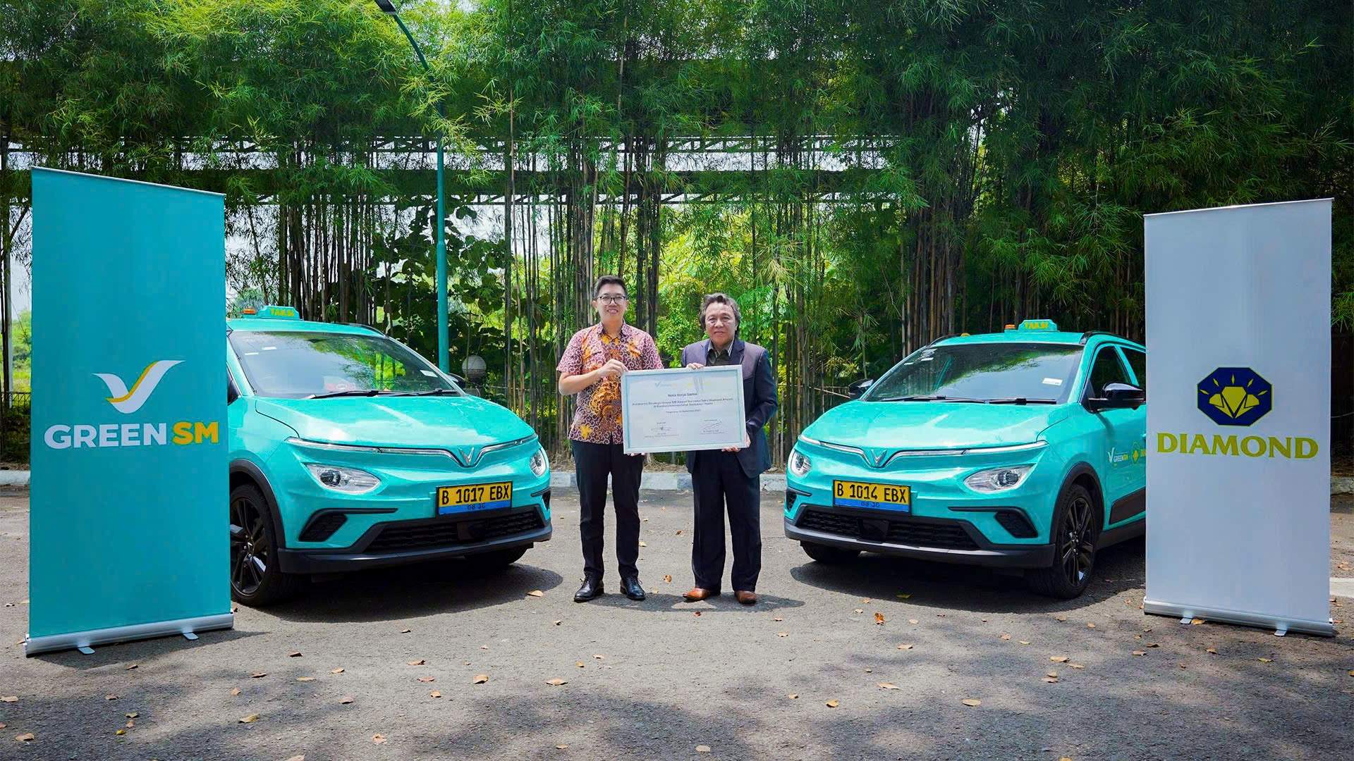 Green SM introduces a premium all-electric taxi experience to Soekarno-Hatta International Airport Green SM, in collaboration with Taksi Diamond Taxi, launches the Green SM Airport service at Soekarno-Hatta International Airport.