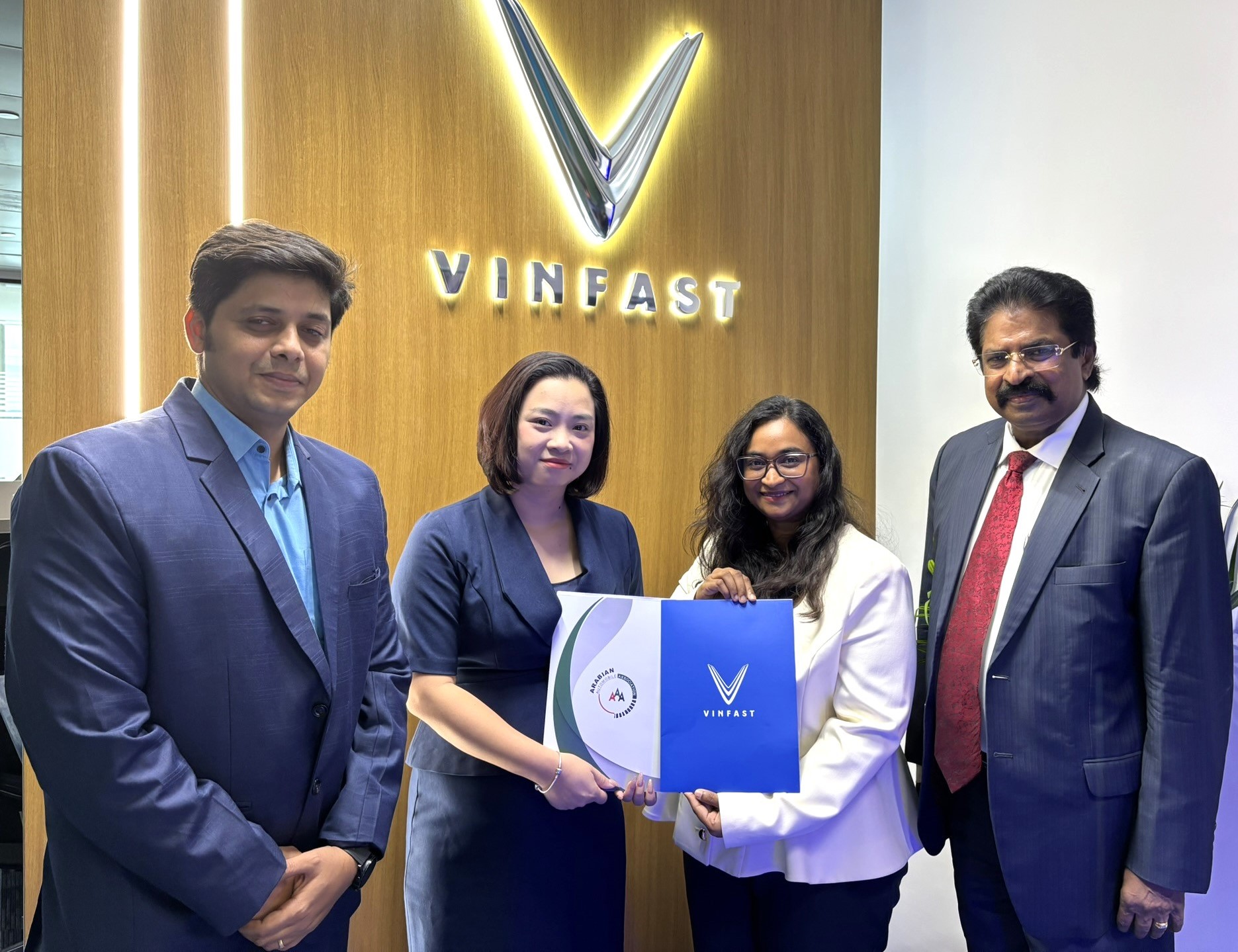 VinFast announces strategic partnership with the Arabian automobile association to elevate aftersales service quality in the Middle East Ms. Do Hoai Linh, CEO of VinFast Middle East (second from left); Mr. Paul Joseph, Managing Director of AAA (far right), together with representatives of both parties at the MOU signing ceremony.