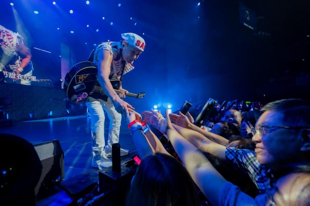 Sam Hui Proves Timeless Appeal with "Play Hard, Sing Hard" Singapore Concert - Alvinology