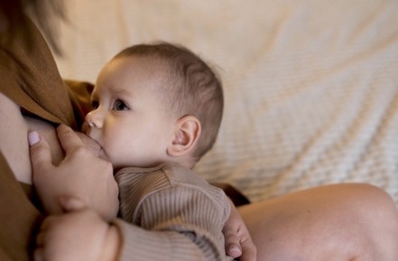 How to Keep a Newborn Awake While Breastfeeding: Simple Tricks That Help - Alvinology