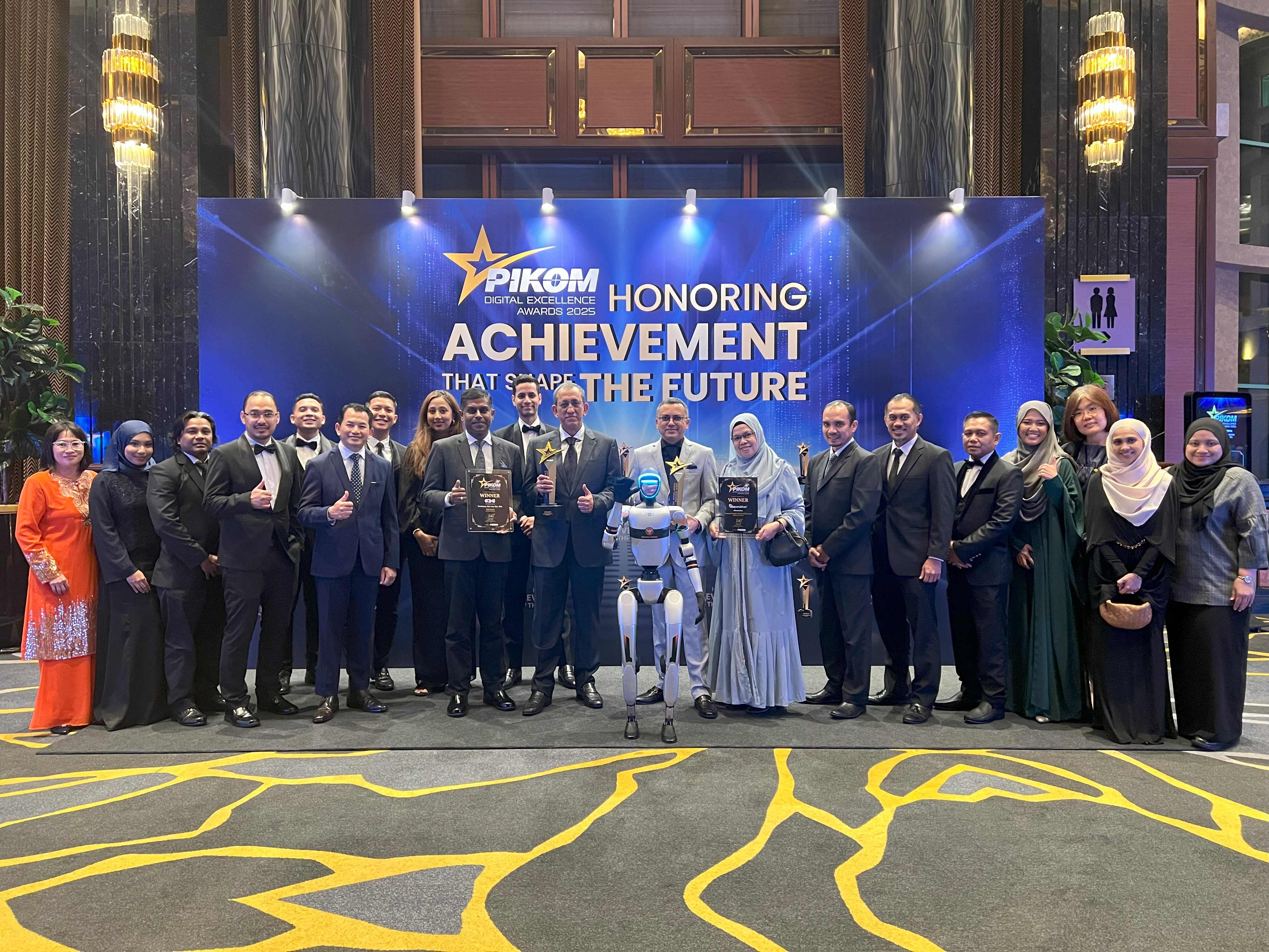 Commerce Dot Com Wins Double Honours At PIKOM Digital Excellence Awards 2025 Group photo of CDC and MOF at the PDEA 2025 Gala Dinner at Sunway Resort Hotel.