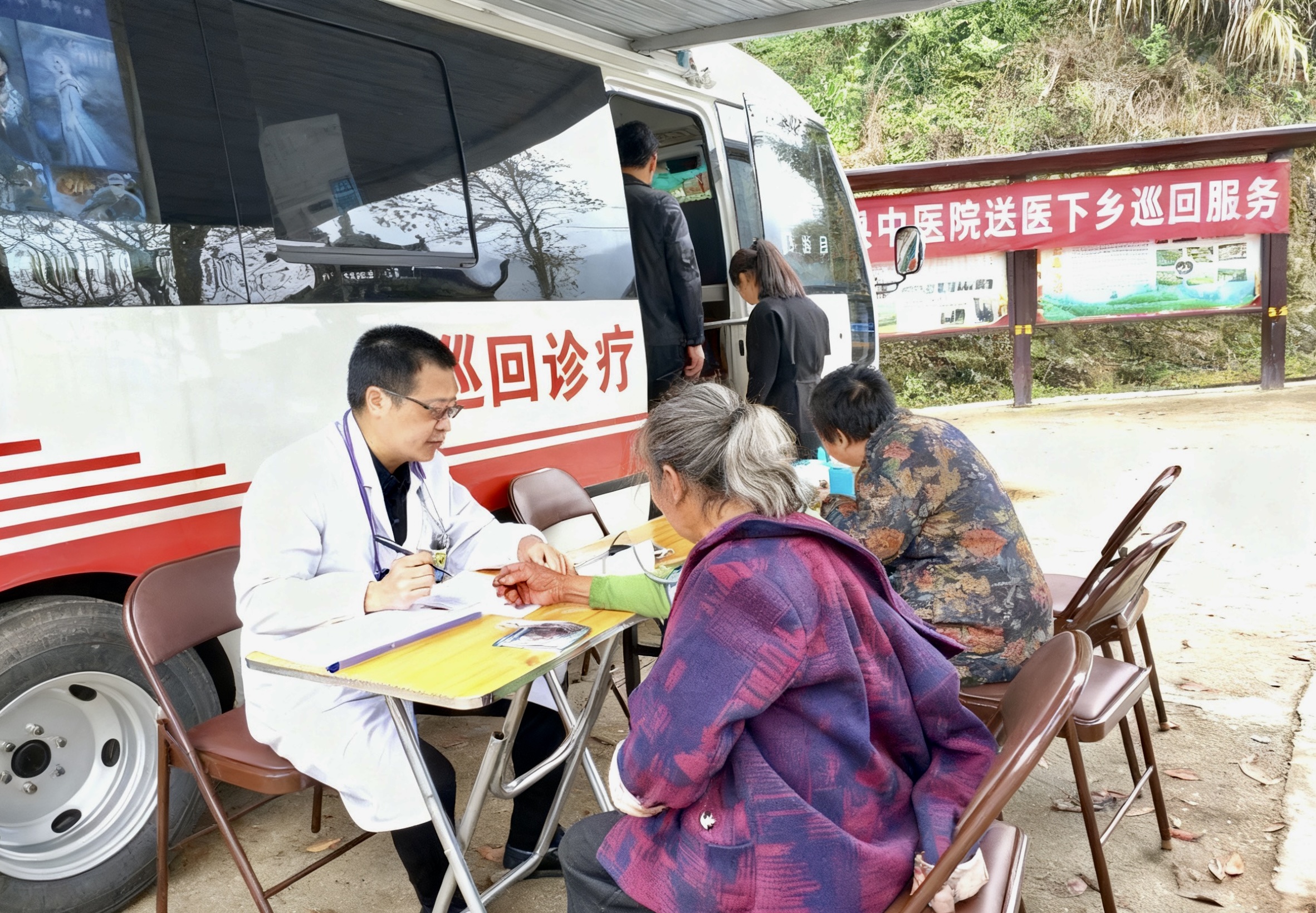A Signal Through the Mountains: Zhejiang Mobile’s 5G Brings Care to Rural China Inside the Zhejiang Mobile 5G‑enabled mobile clinic, a doctor is using connected diagnostic devices to examine patients and transmit real‑time data to upper‑level hospitals.