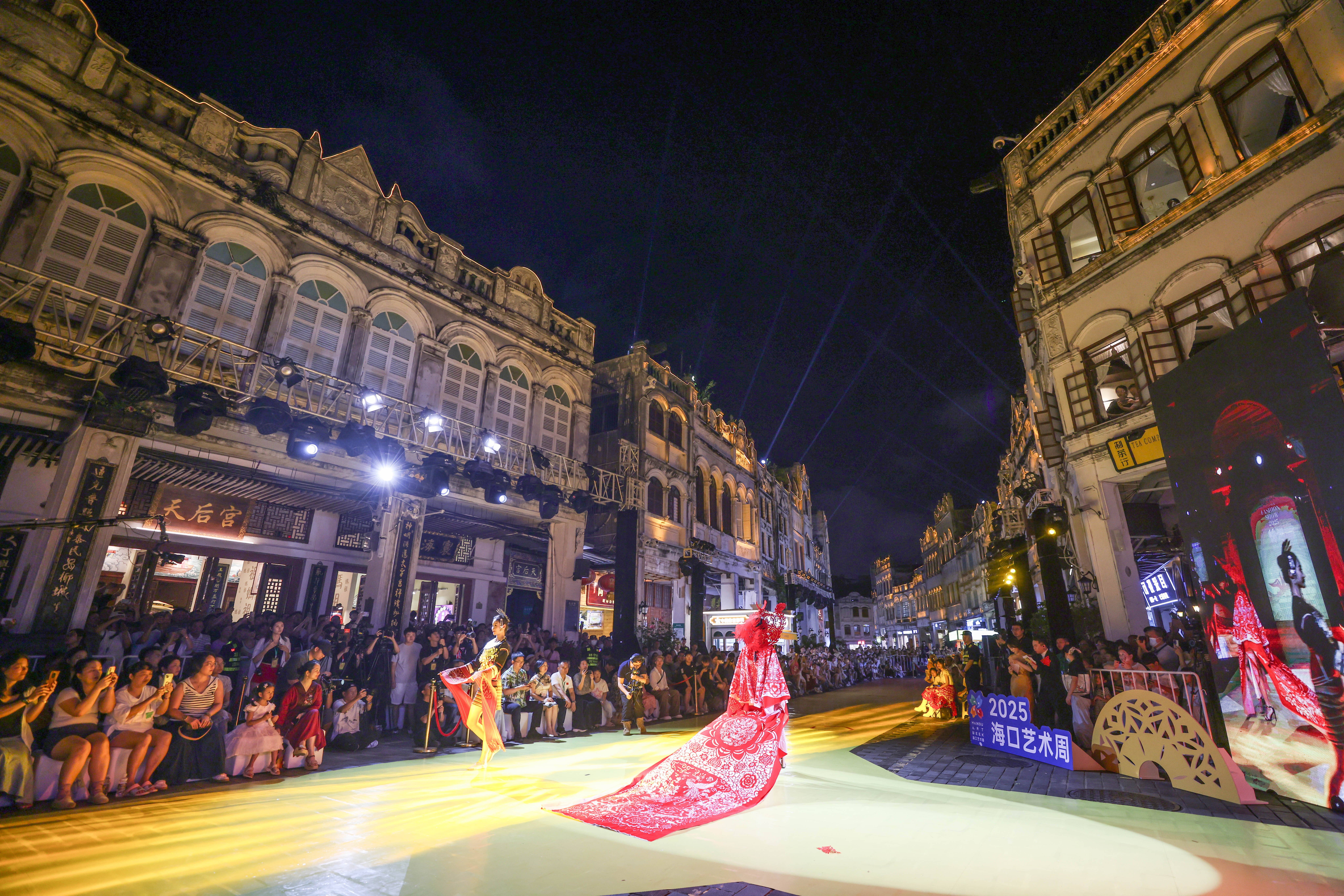 Caption: The 2025 Intangible Cultural Heritage Fashion Show, inspired by paper cutting, drew a large audience.（by ZhangLiyun）
