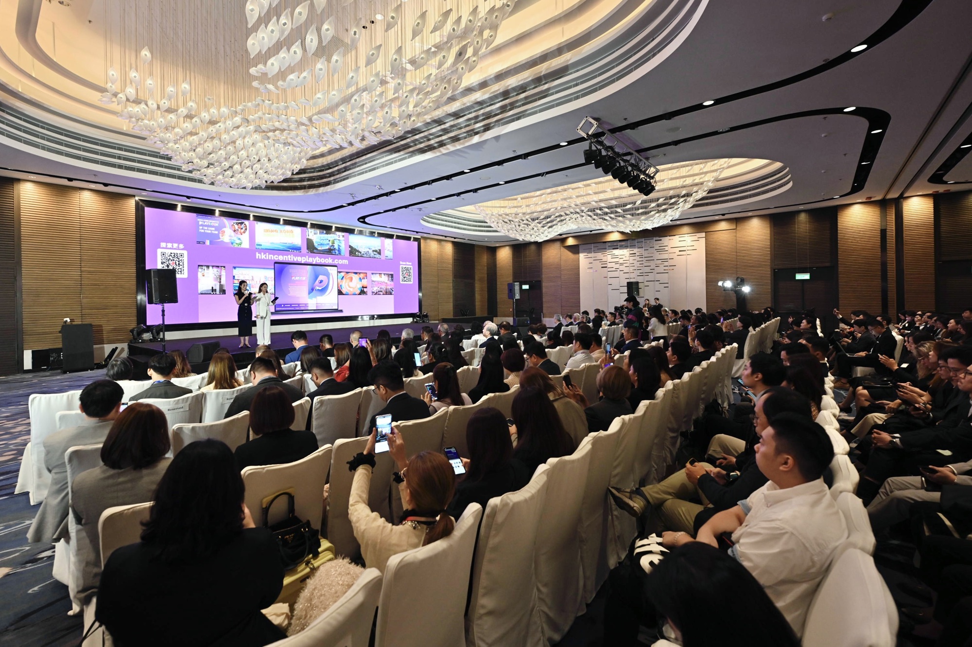 Hong Kong Tourism Board Remixes Business Events with World-Class Gastronomy at Wine & Dine Festival Distinguished guests enjoy the Hong Kong Incentive Playbook 2.0 trade briefing