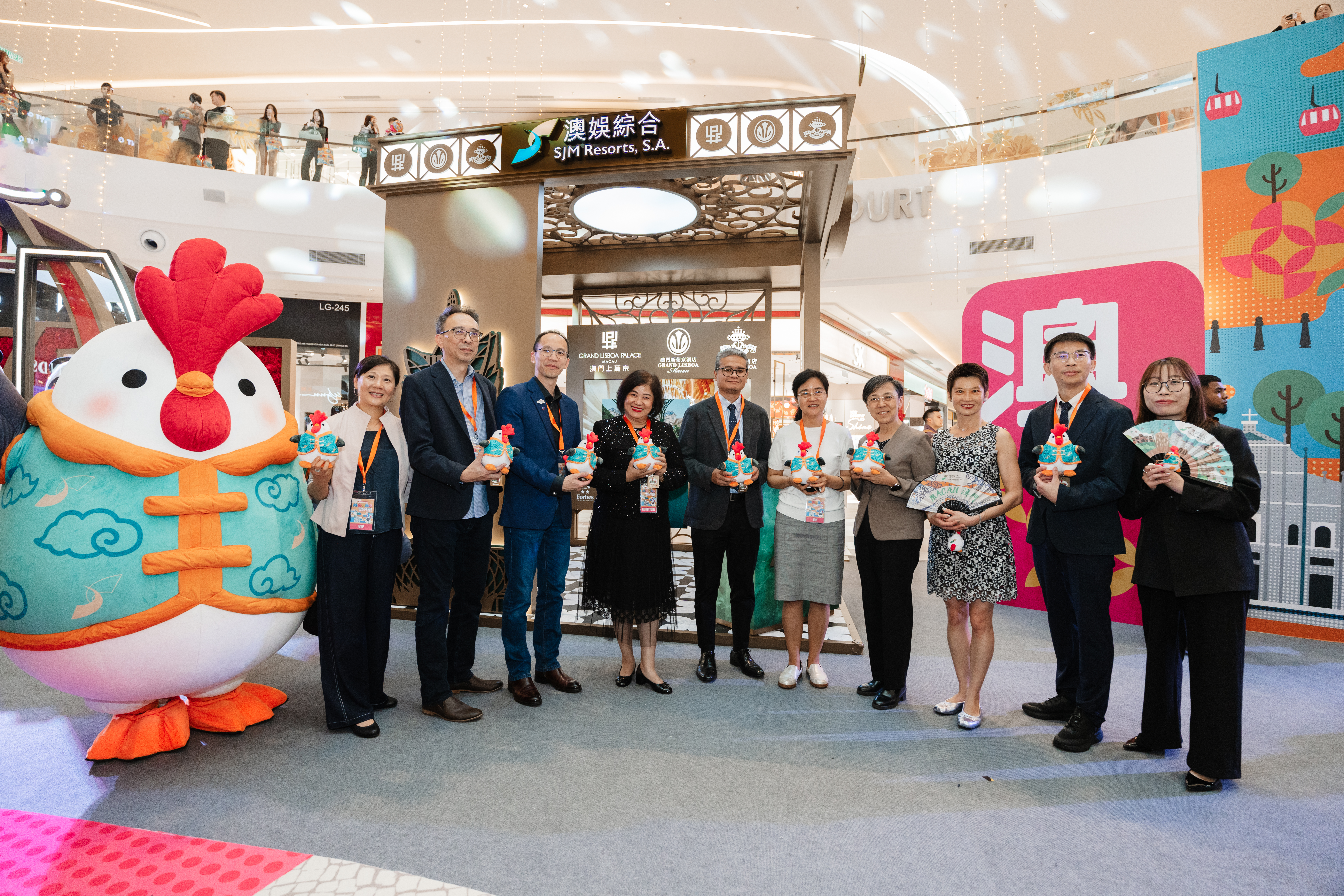 SJM Expanding Tourism Links in Southeast Asia The officiating guests from Macau and Malaysia toured SJM’s booth, accompanied by its representatives at Kuala Lumpur’s IOI City Mall.