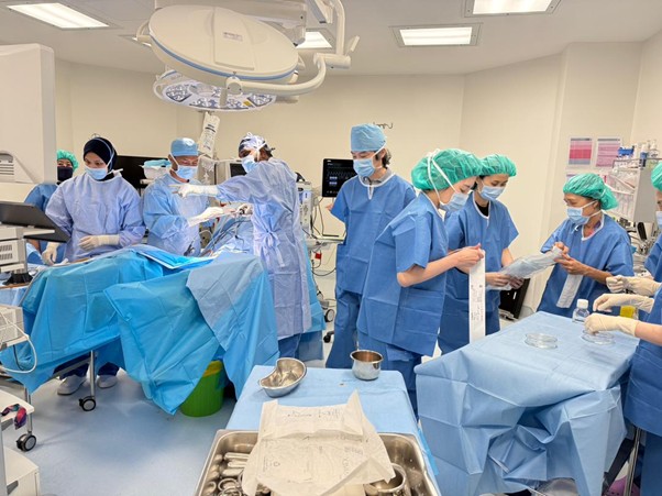 Thomson Fertility Embarks on In-Vitro Activation (IVA): New Hope for Women with Primary Ovarian Insufficiency or Diminished Ovarian Reserves Prof. Dr. Kawamura observes the IVA procedure led by Prof. Dr. Prasanna of Thomson Fertility, as the embryologists prepare for the tissue processing.