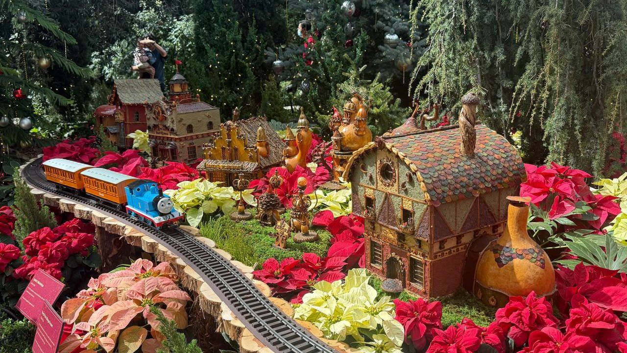 Choo-Choo Into the Festive Season at Gardens by the Bay's Whimsical Christmas Train Show Choo-Choo Into the Festive Season at Gardens by the Bay's Whimsical Christmas Train Show - Alvinology