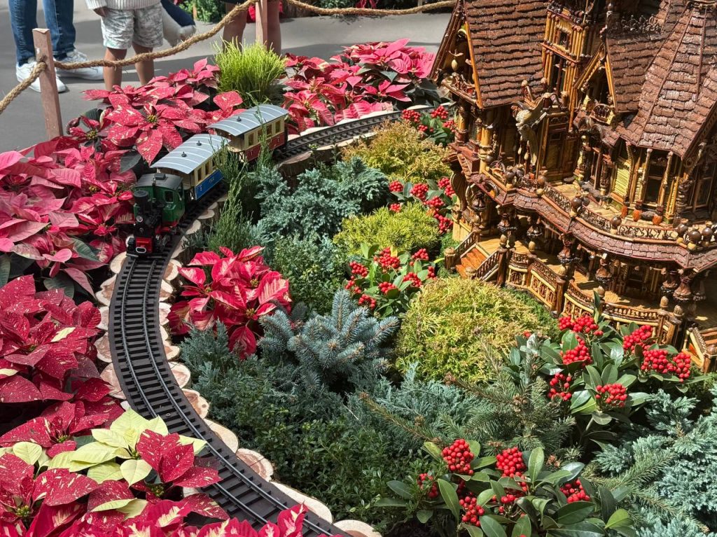 Choo-Choo Into the Festive Season at Gardens by the Bay's Whimsical Christmas Train Show Choo-Choo Into the Festive Season at Gardens by the Bay's Whimsical Christmas Train Show - Alvinology