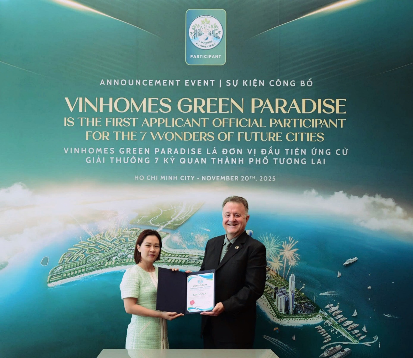 Vinhomes Green Paradise recognized as the first official participant of the global campaign "7 Wonders of Future Cities" Ms. Nguyen Thu Hang, CEO of Vinhomes, and Mr. Jean-Paul de la Fuente, Director of New7Wonders and Chairman of the “7 Wonders of Future Cities” campaign at the ceremony presenting the Official Participant certificate for the Vinhomes Green Paradise project within the global “7 Wonders of Future Cities” campaign.