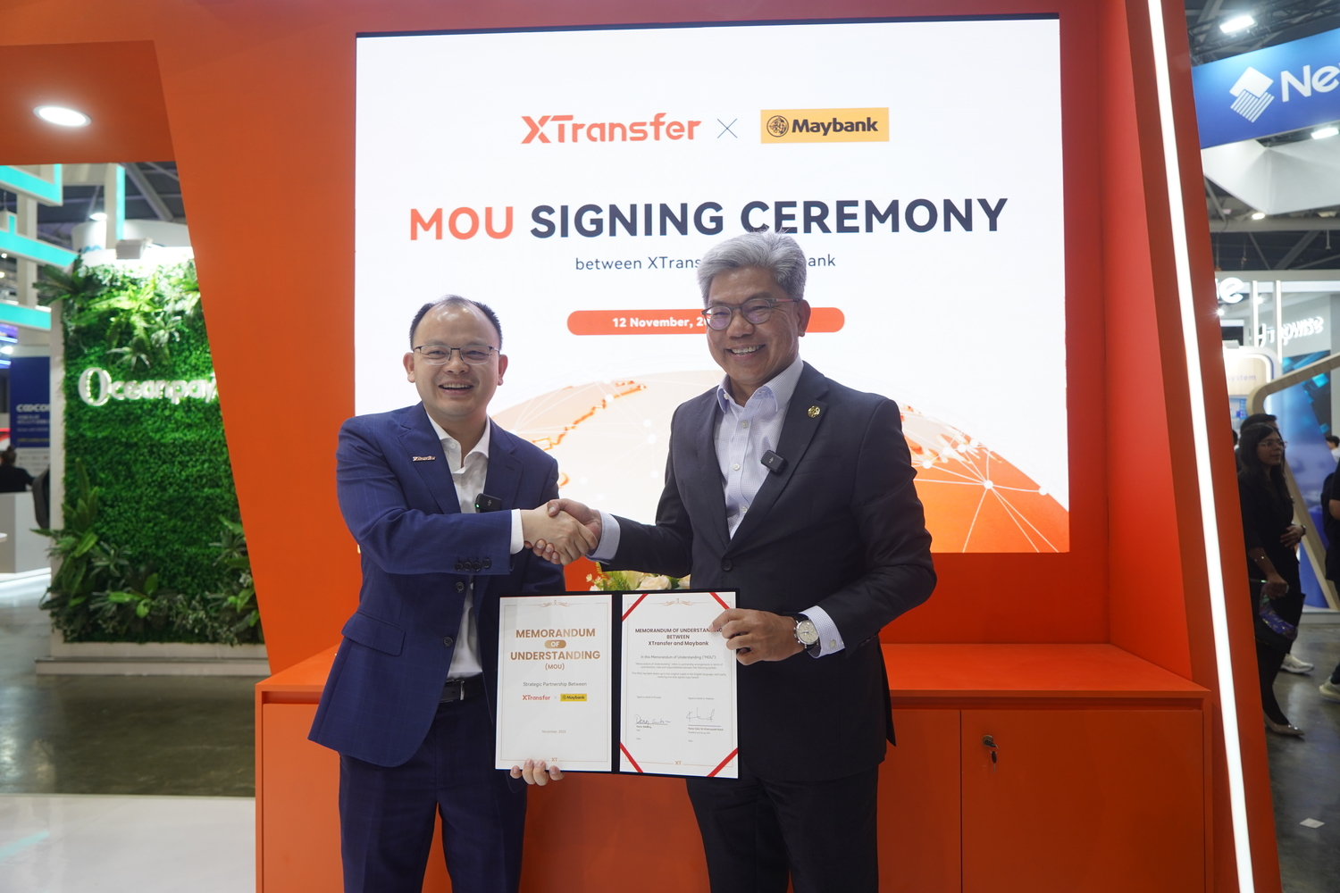 XTransfer and Maybank Enter Into a Strategic Partnership at Singapore FinTech Festival 2025 Bill Deng, Founder and CEO of XTransfer (Left) and Dato’ Sri Khairussaleh Ramli, President and Group CEO of Maybank (Right) signed MOU during Singapore Fintech Festival 2025.