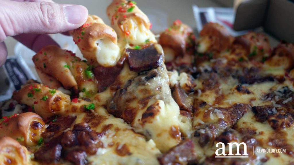 "Do Merry Your Way" with Pizza Hut's New Beefy Welly Cheesy Bites Pizza with X'mas Gravy - Alvinology