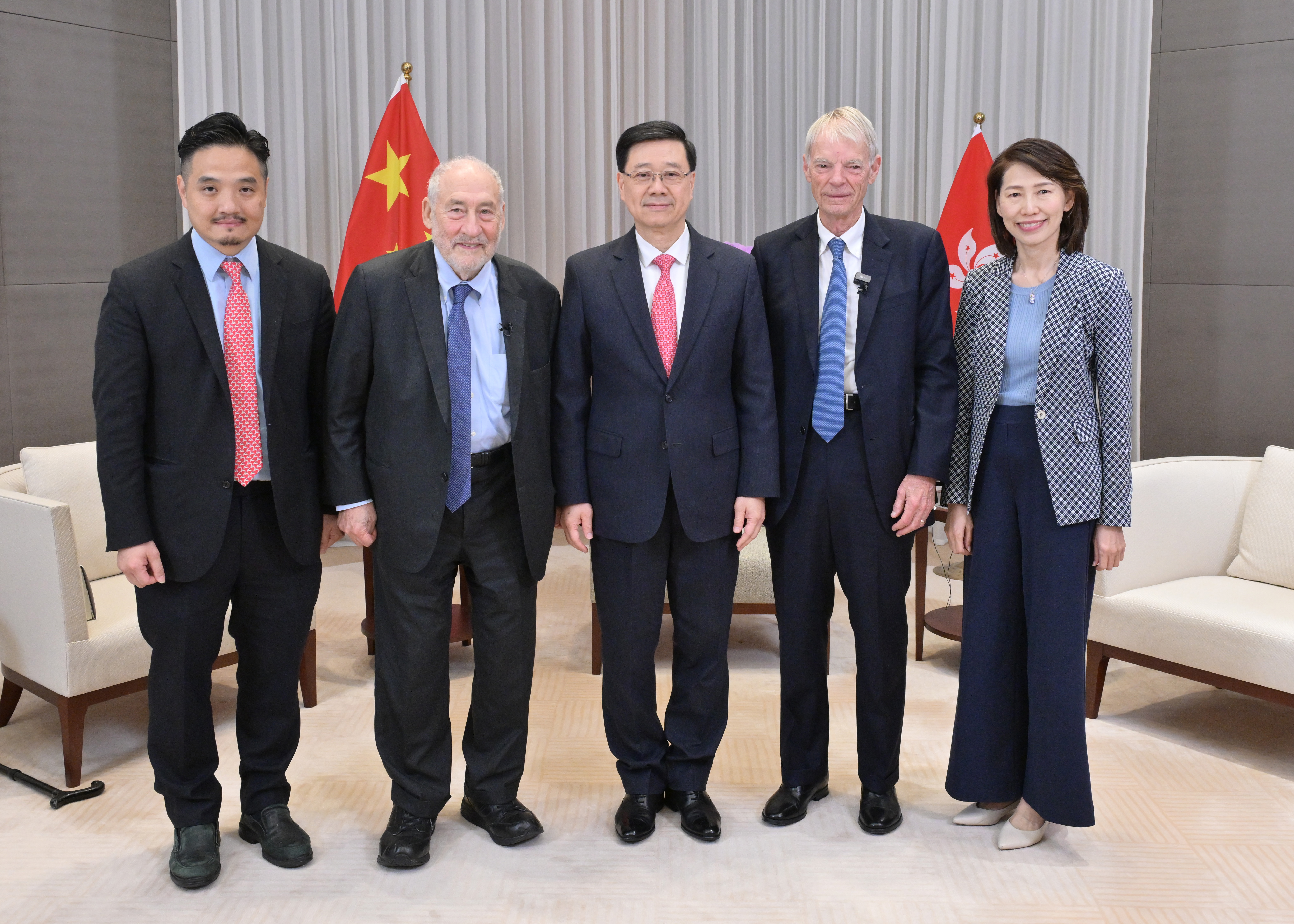 World-leading Economists and Thought Leaders Converge at Hong Kong’s Landmark Forum to Decode China’s Economic Future in a Multipolar World The Chief Executive, Mr John Lee (centre), met with two Nobel Memorial Prize laureates in Economic Sciences in 2001, Professor Joseph E Stiglitz (second left) and Professor Michael Spence (second right).