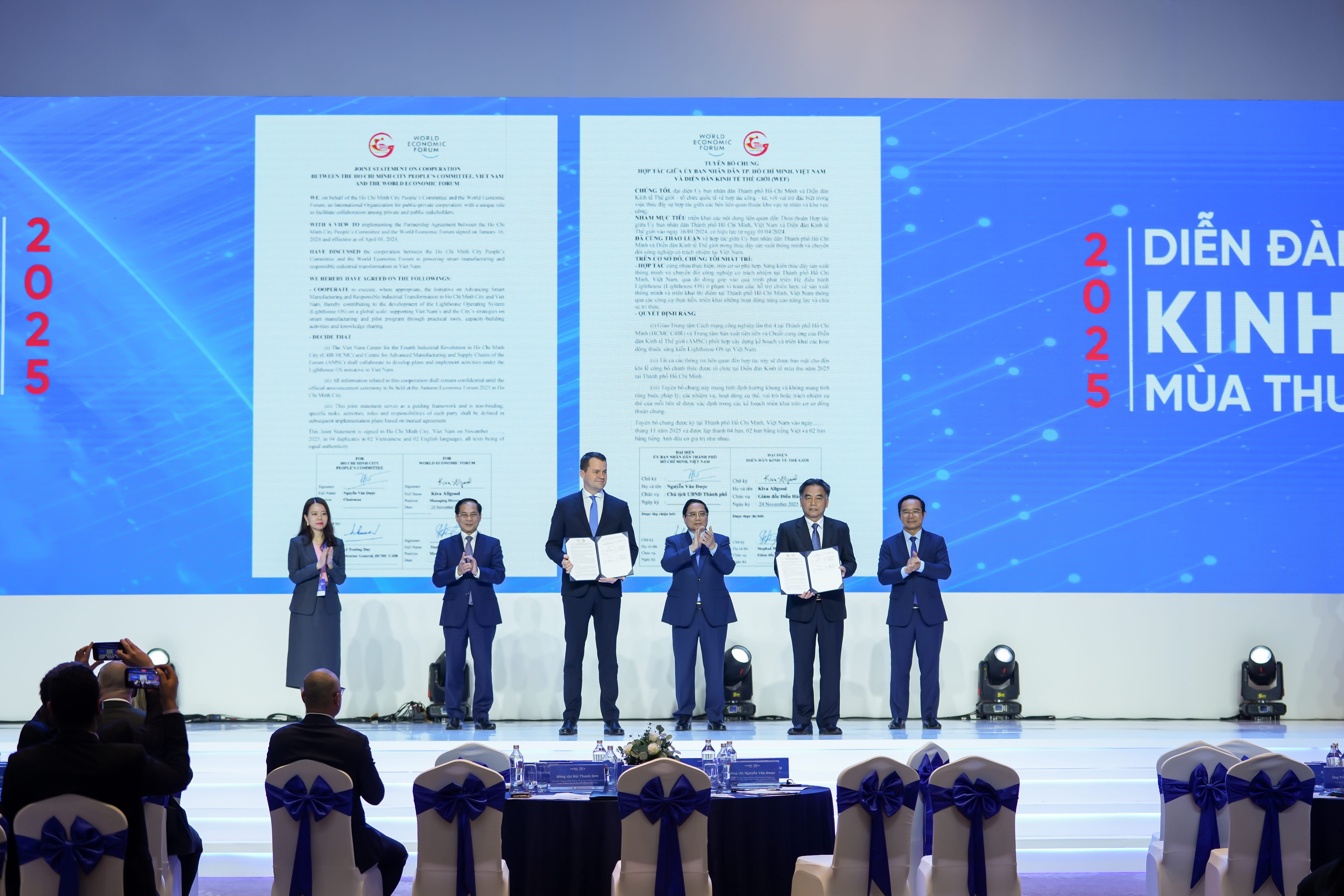 The Autumn Economic Forum 2025: Vietnam affirms its leading role in the region, driving global investment into the pillars of green and digital transformation Vice Chairman of Ho Chi Minh City People’s Committee Nguyễn Lộc Hà and WEF Managing Director Stephan Mergenthaler presented the Joint Statement between Ho Chi Minh City and WEF in the presence of Prime Minister Phạm Minh Chính, Deputy Prime Minister Bùi Thanh Sơn, and leaders of Ministries and the City.
