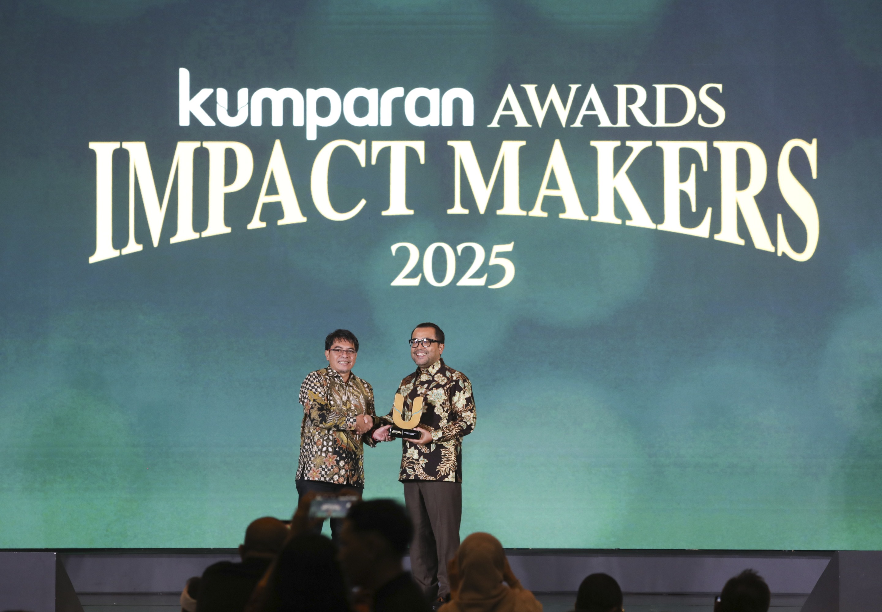 Vinfast Honored in Indonesia with Kumparan Awards: Impact Makers 2025 Mr. Kariyanto Hardjosoemarto, CEO of VinFast Indonesia, receiving the “Impactful Transformation in the EV Ecosystem” award at Kumparan Awards: Impact Makers 2025.