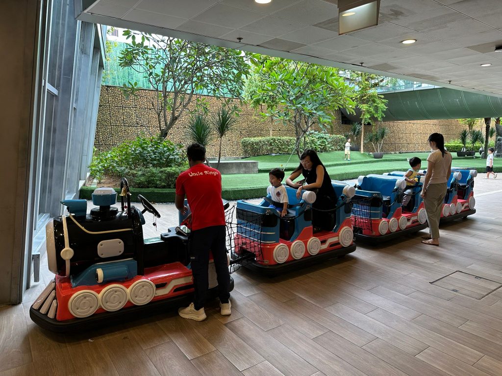 [Festive Shopping] Meet Elmo, Cookie Monster and Friends at UOL Malls This Christmas - Alvinology