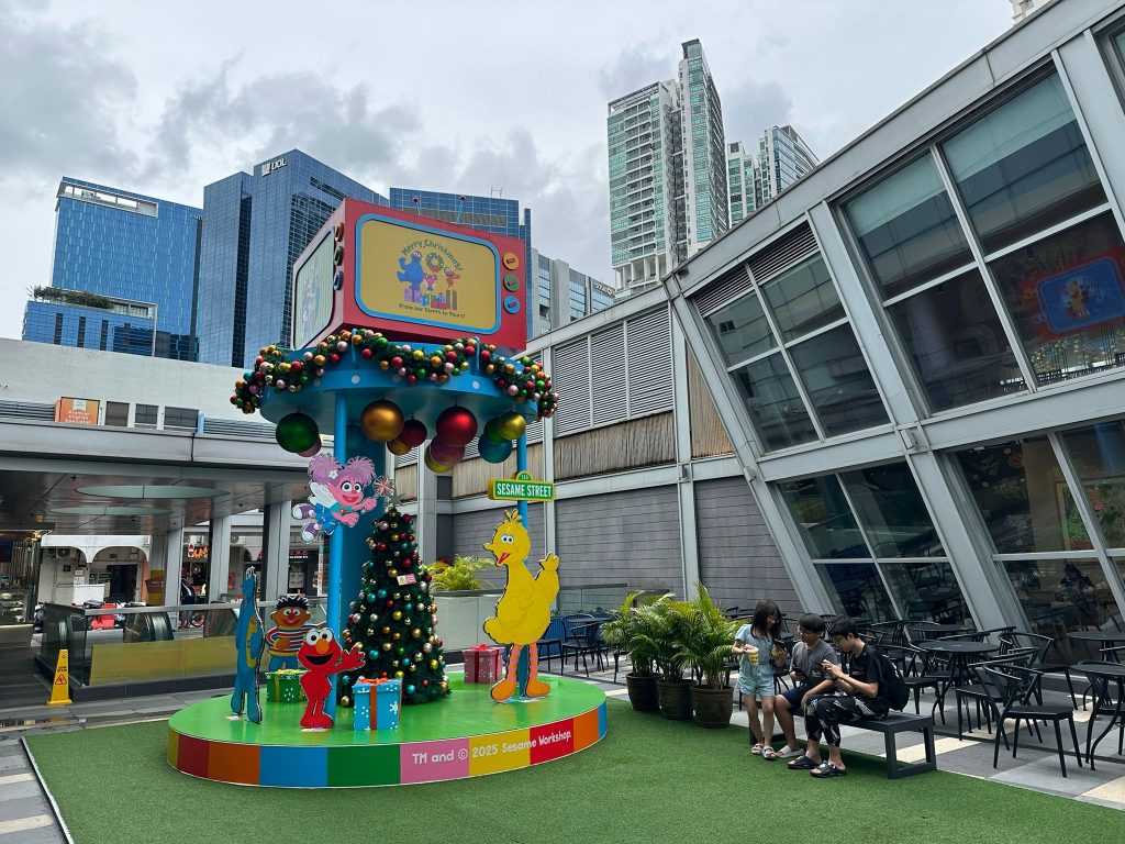[Festive Shopping] Meet Elmo, Cookie Monster and Friends at UOL Malls This Christmas - Alvinology