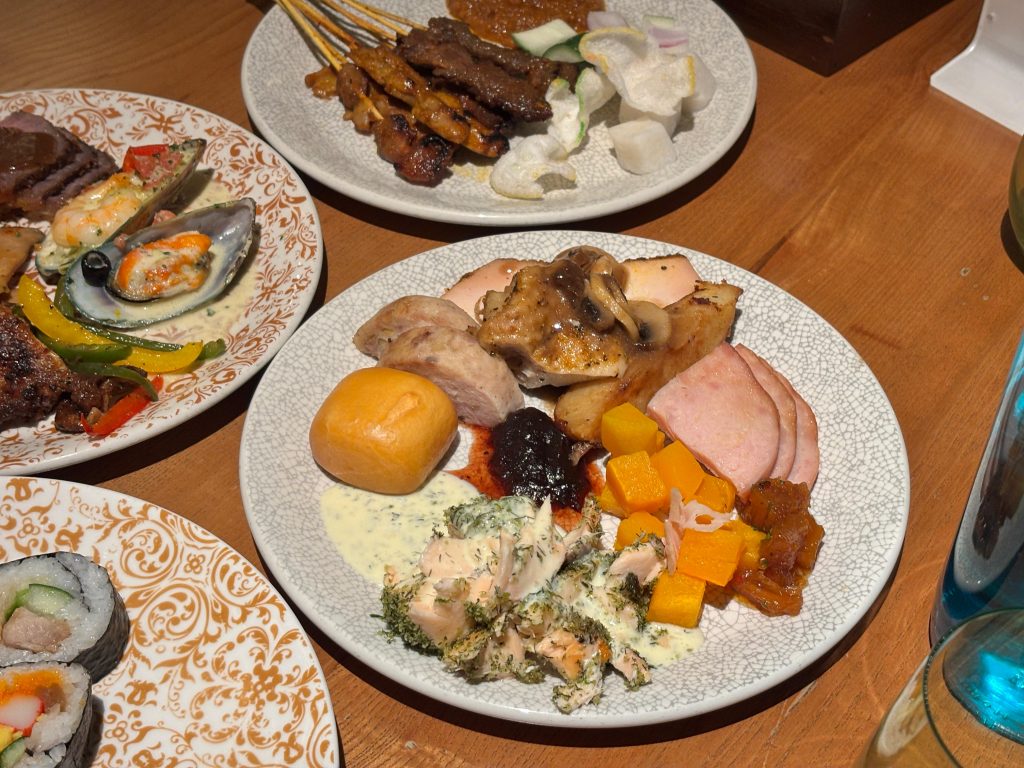 [Review] Feast First: Why PARKROYAL on Beach Road’s Festive Buffet Is the Christmas Treat Families Deserve - Alvinology