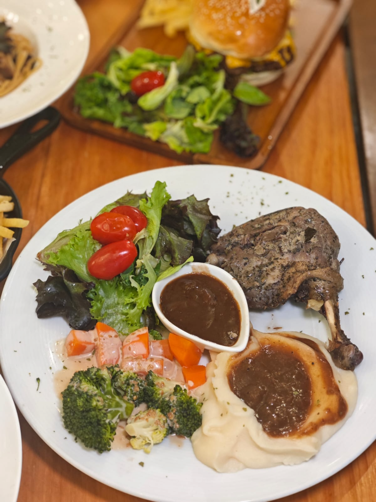 [Review] From Chinese-style Burgers to Matcha Yoghurt, We Checked Out the 5 Newest F&B Offerings at Pasir Ris Mall - Alvinology