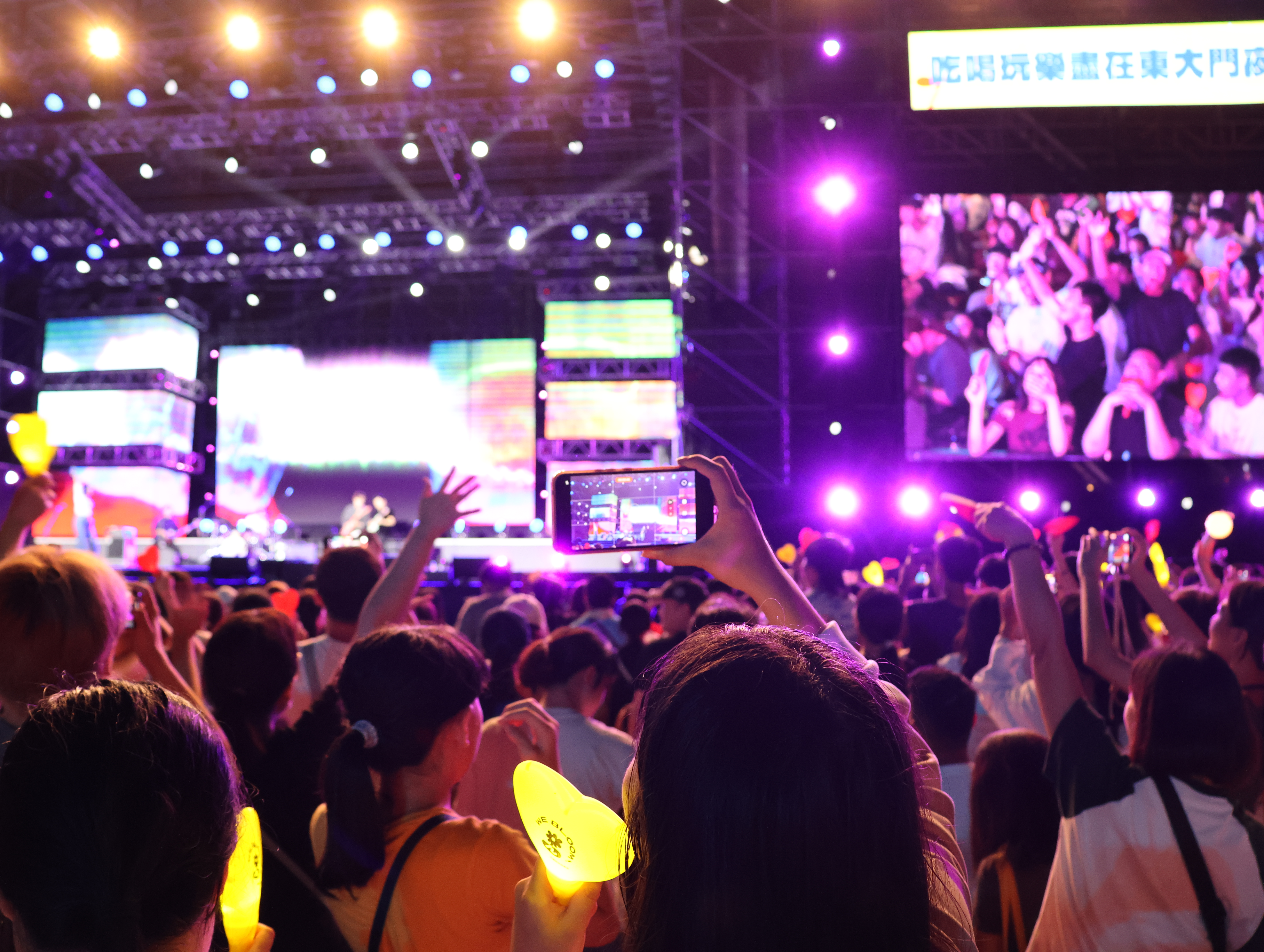 Hualien New Year's Countdown Party Kicks Off Taiwan's Year-End Festivities and Winter Travel Season Crowds gather at Hualien’s New Year’s Countdown Party as live music lights up the night.