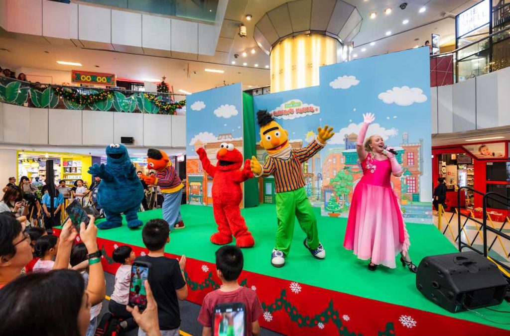 [Festive Shopping] Meet Elmo, Cookie Monster and Friends at UOL Malls This Christmas - Alvinology