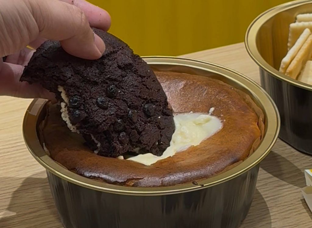 Catch It While It’s Hot: Cat & The Fiddle's New Tampines Store Serves Molten Cheesecake Right Out of the Oven Catch It While It’s Hot: Cat & The Fiddle's New Tampines Store Serves Molten Cheesecake Right Out of the Oven - Alvinology