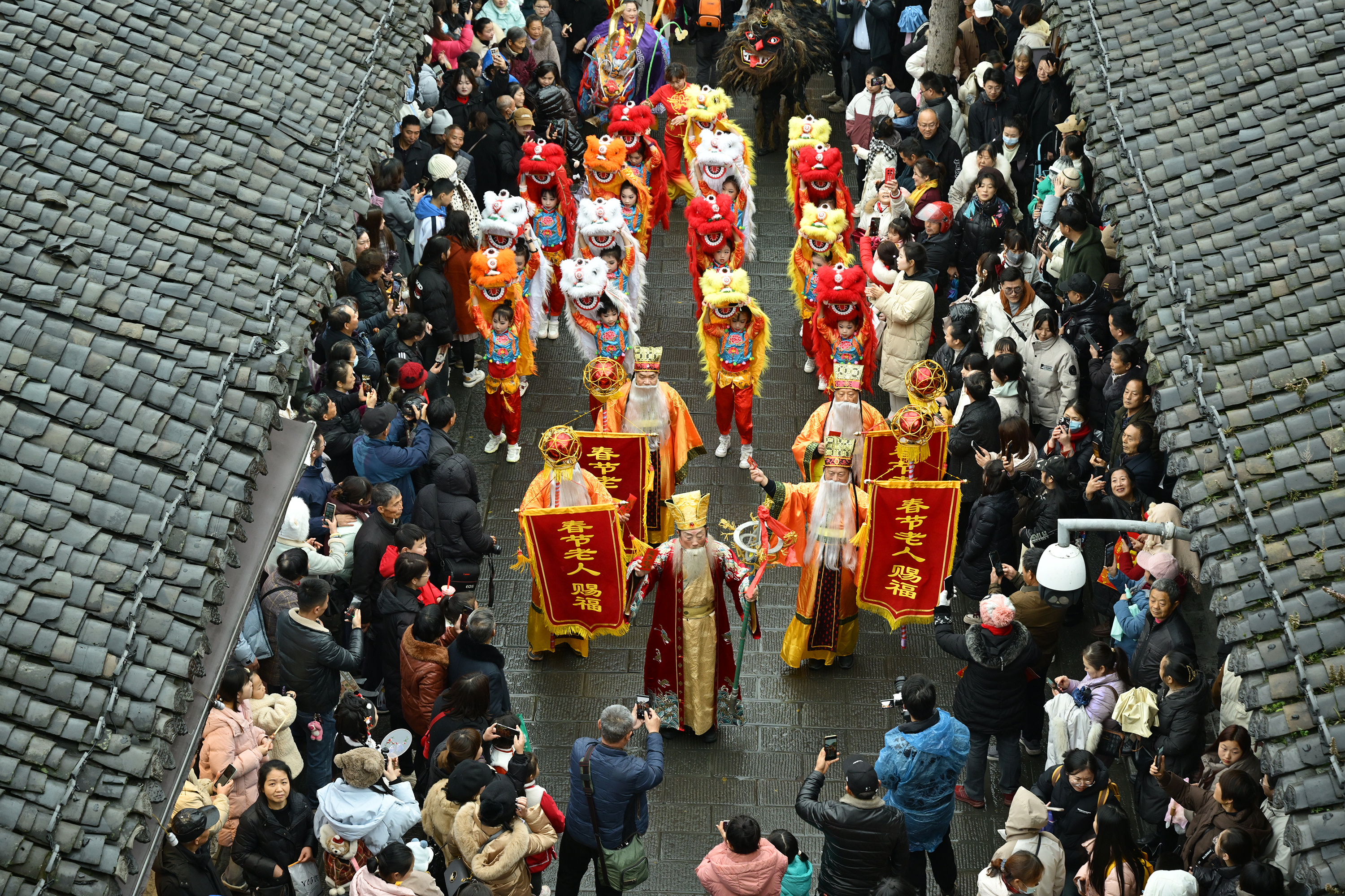 China's Langzhong Ancient City Extends a Global Invitation to Experience Authentic Festivities The "Old Man of the Spring Festival" parades through the streets of Langzhong Ancient City while offering blessings.