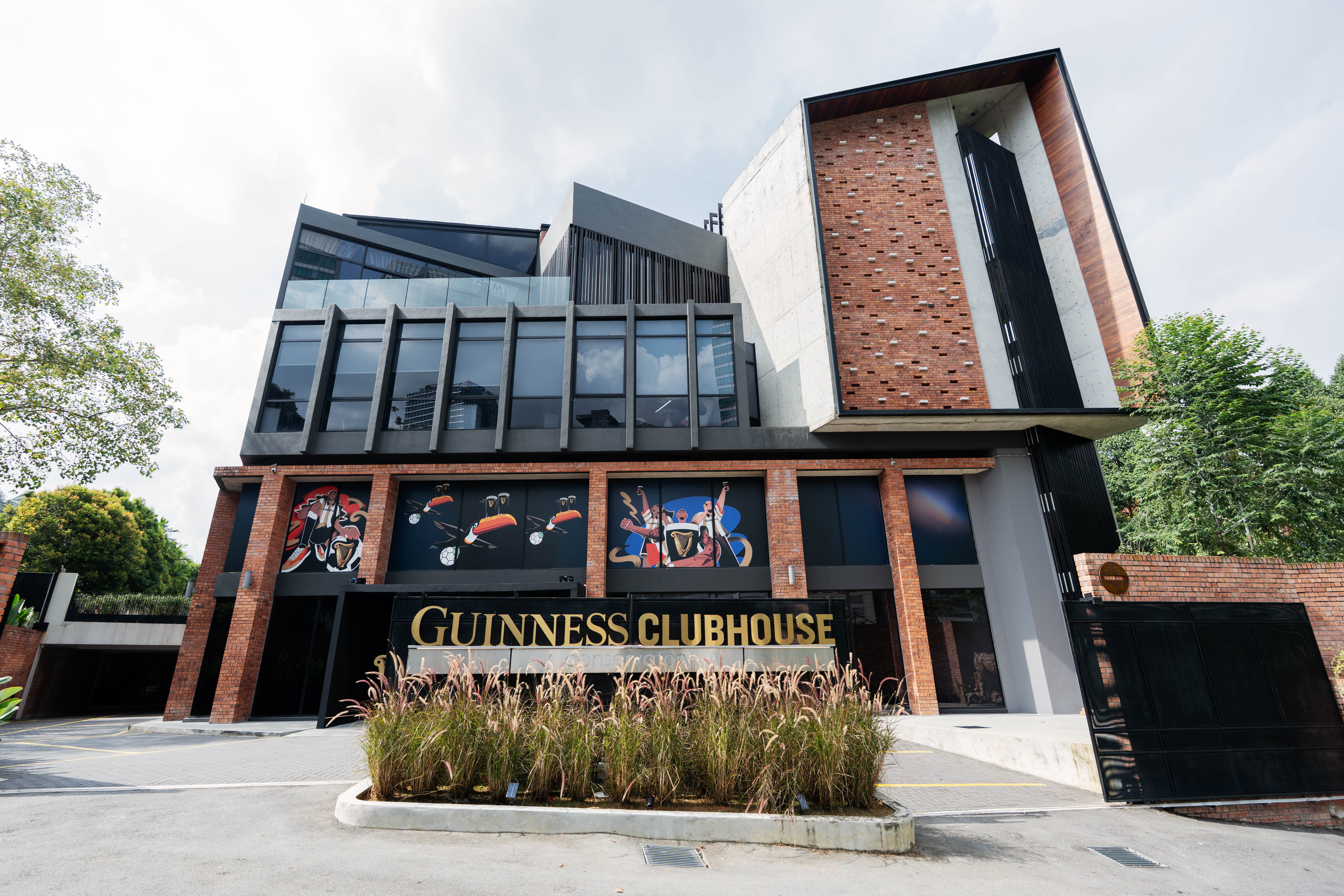 Guinness Malaysia reimagines Premier League matchdays with a football-themed stay built for watching matches after midnight Guinness Malaysia, the official beer of the Premier League, has opened its doors to Guinness Clubhouse, a first-of-its-kind football-themed stay in Kuala Lumpur