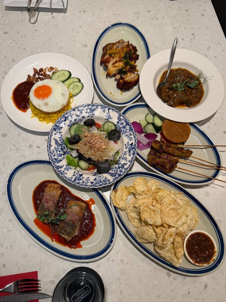 [Review] An Unlimited Taste of Local Flavours at Tanglin Cookhouse at just $29.90 - Alvinology