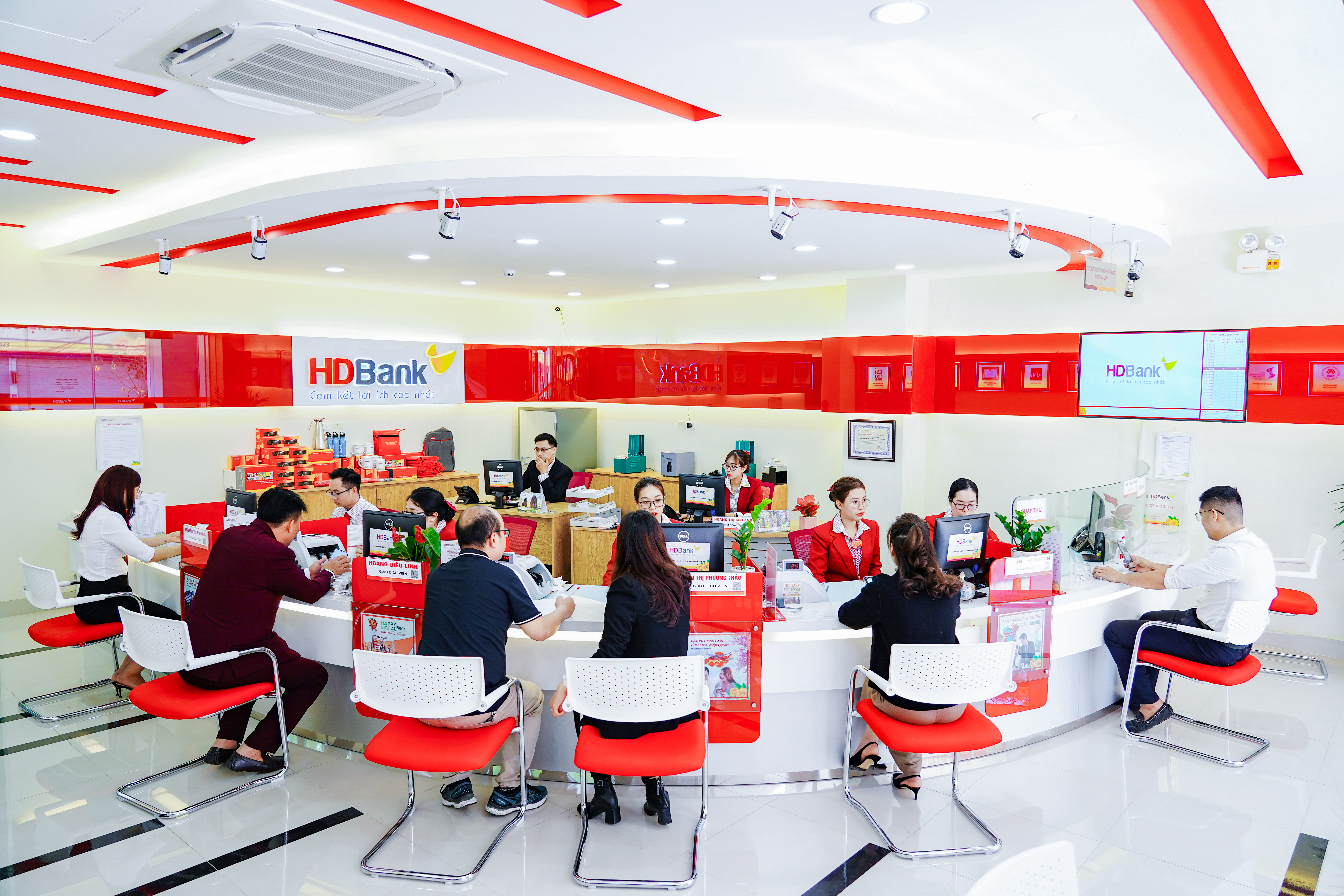 HDBank posts strong profit growth with solid capital base, ready for new growth cycle HDBank delivers robust 2025 results with profit up 27.4%.