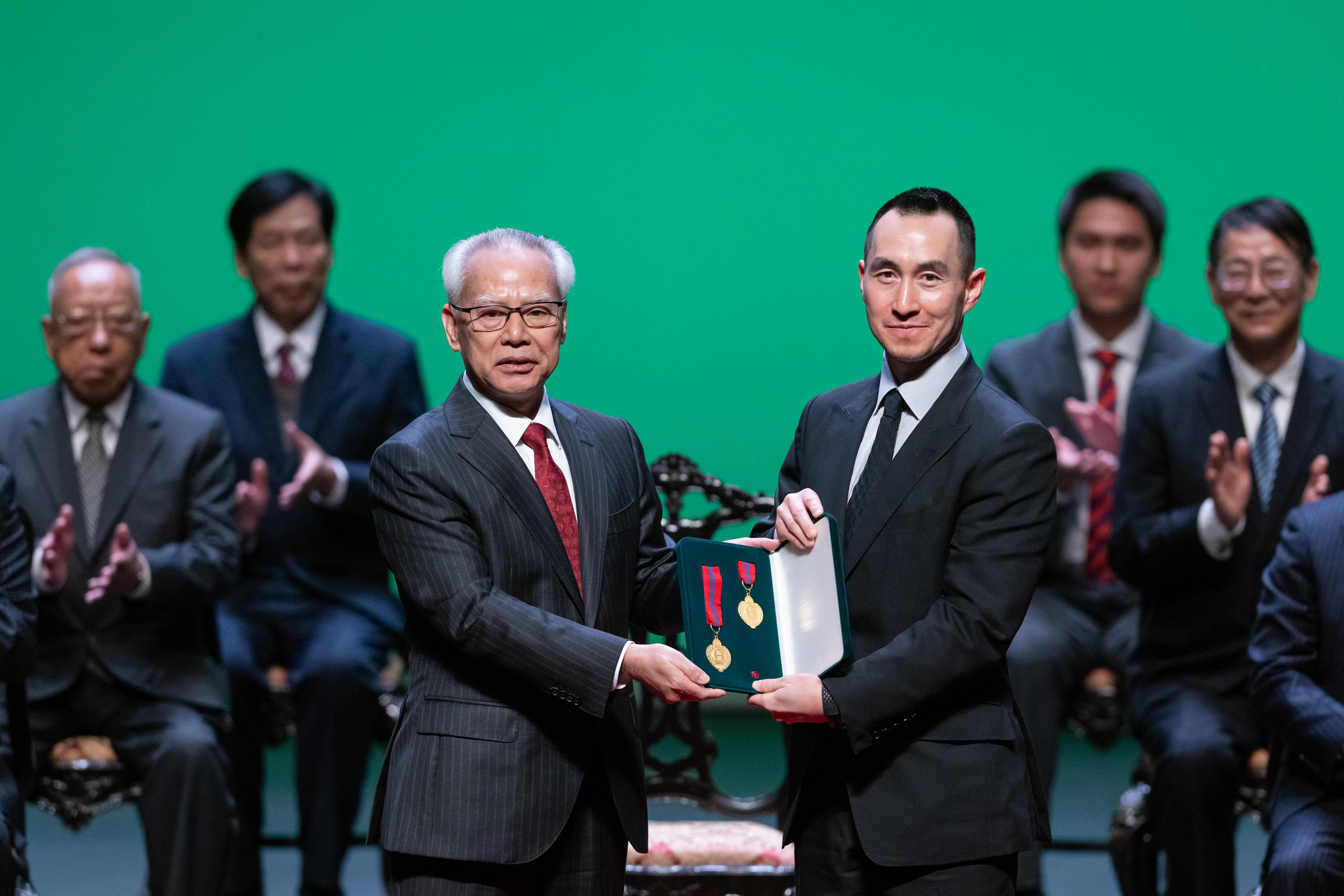 Melco’s "House of Dancing Water" team is honored with Medal of Merit - Tourism by Macao Government for tourism contributions Mr. Lawrence Ho, Chairman and CEO of Melco, received the Medal of Merit – Tourism on behalf of the “House of Dancing Water” team